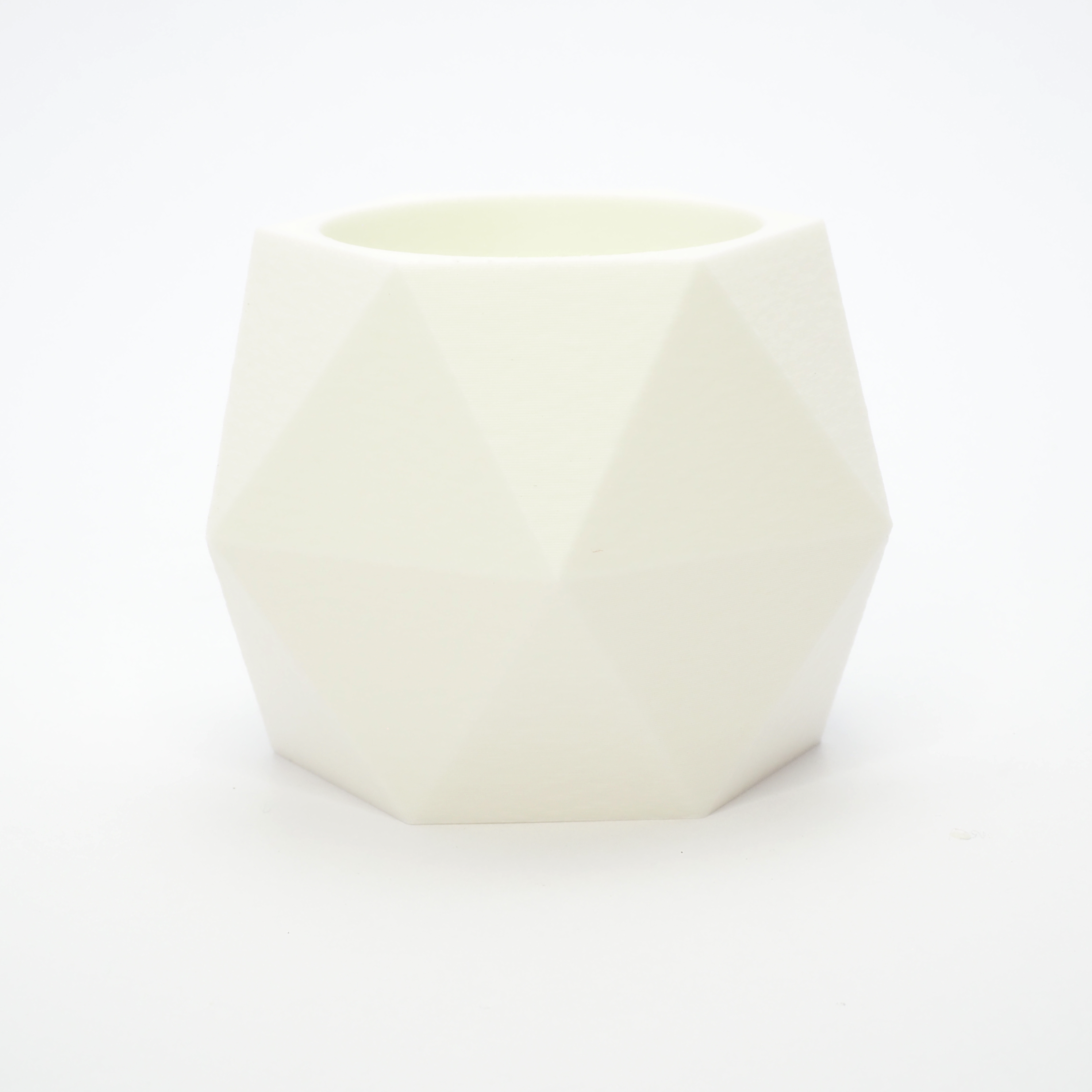 Hvid vendbar lysestage med åbning til LED fyrfadslys – mat finish og klare facetter