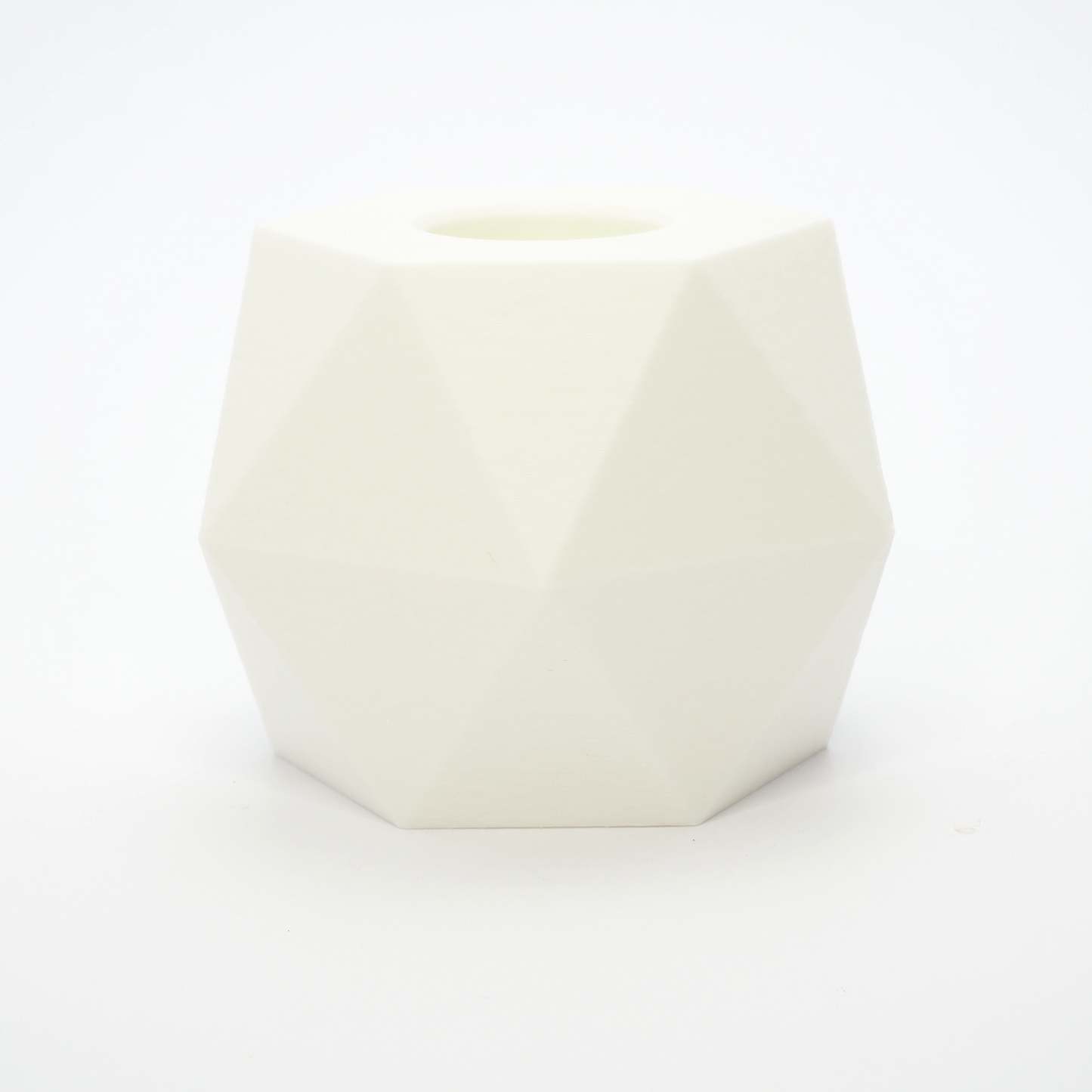 Lysestagen vendt med hul til LED kronelys – vinklet top og arkitektonisk form