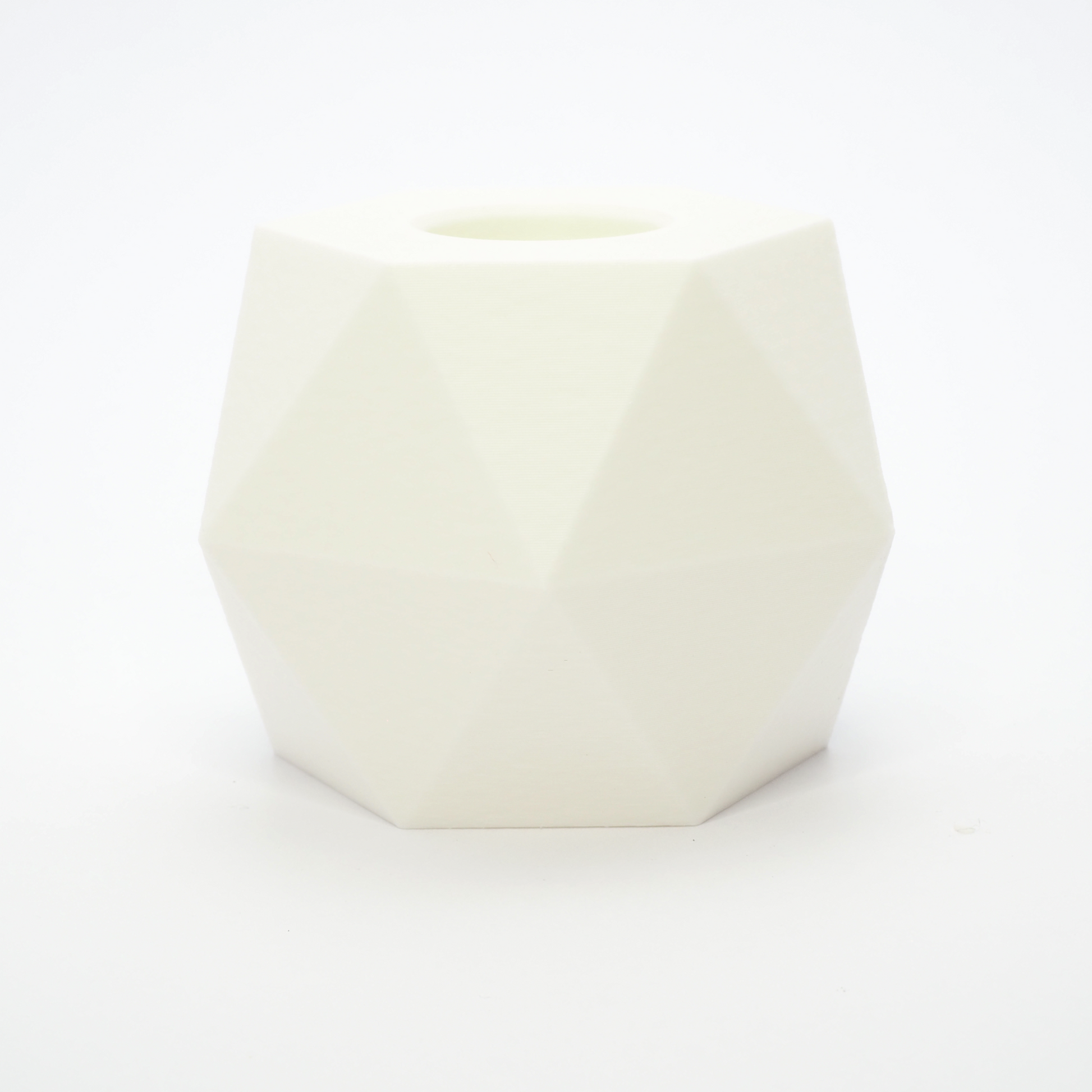 Lysestagen vendt med hul til LED kronelys – vinklet top og arkitektonisk form