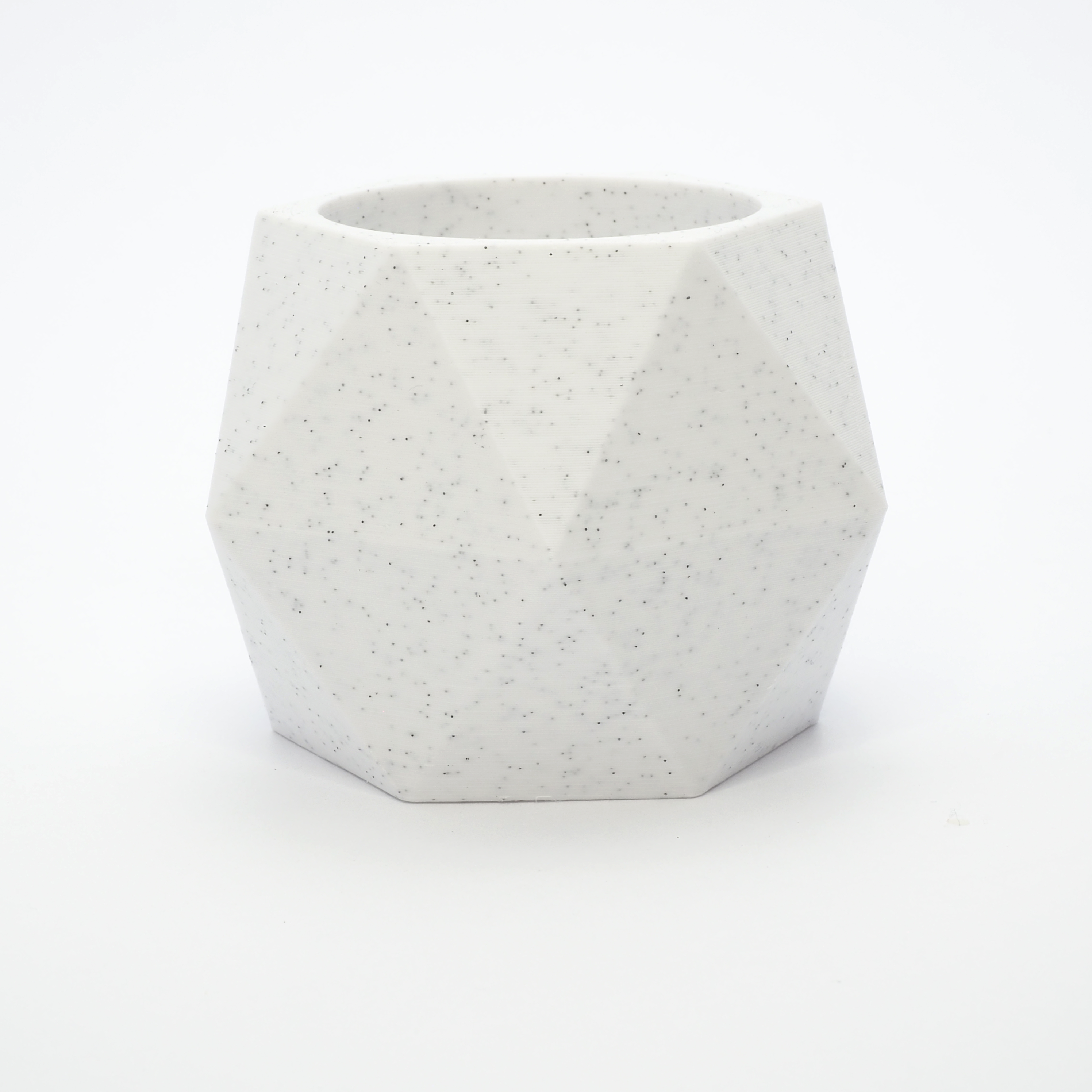 Marmor GEOMETRIC lysestage med åbning til LED fyrfadslys – facetskåret og stenlignende finish