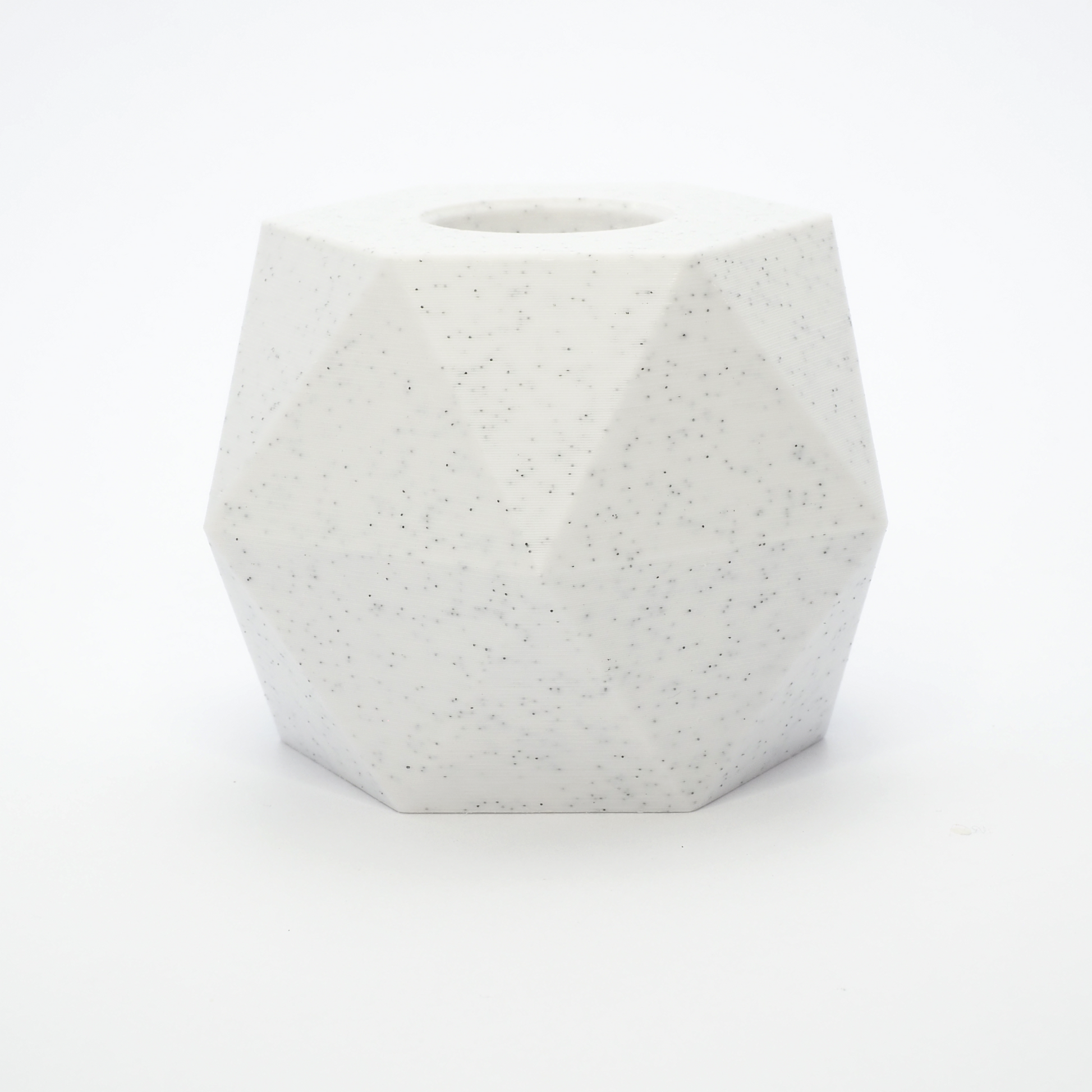 Marmor lysestage vendt til LED kronelys – viser kant og geometri i lys nuance