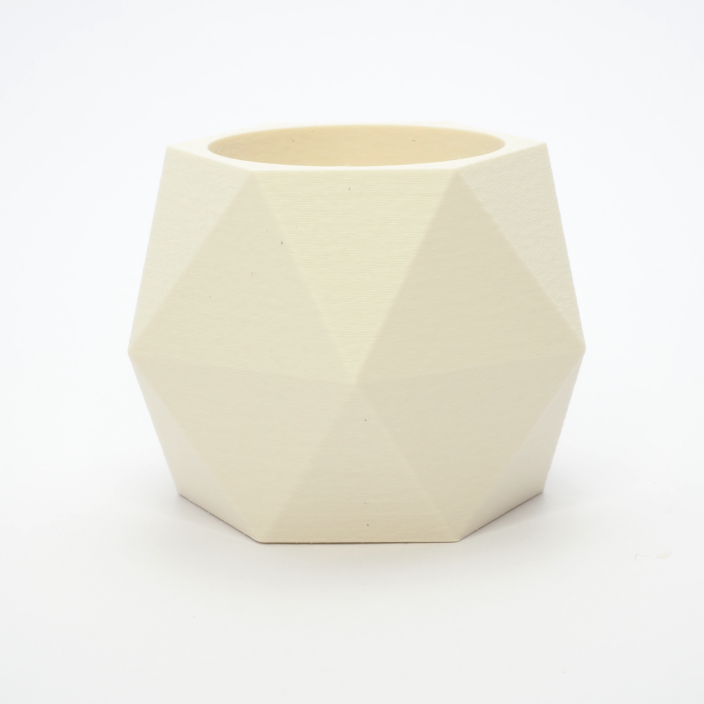 Vendbar lysestage i Cream med åbning til LED fyrfadslys – facetskåret form i mat finish