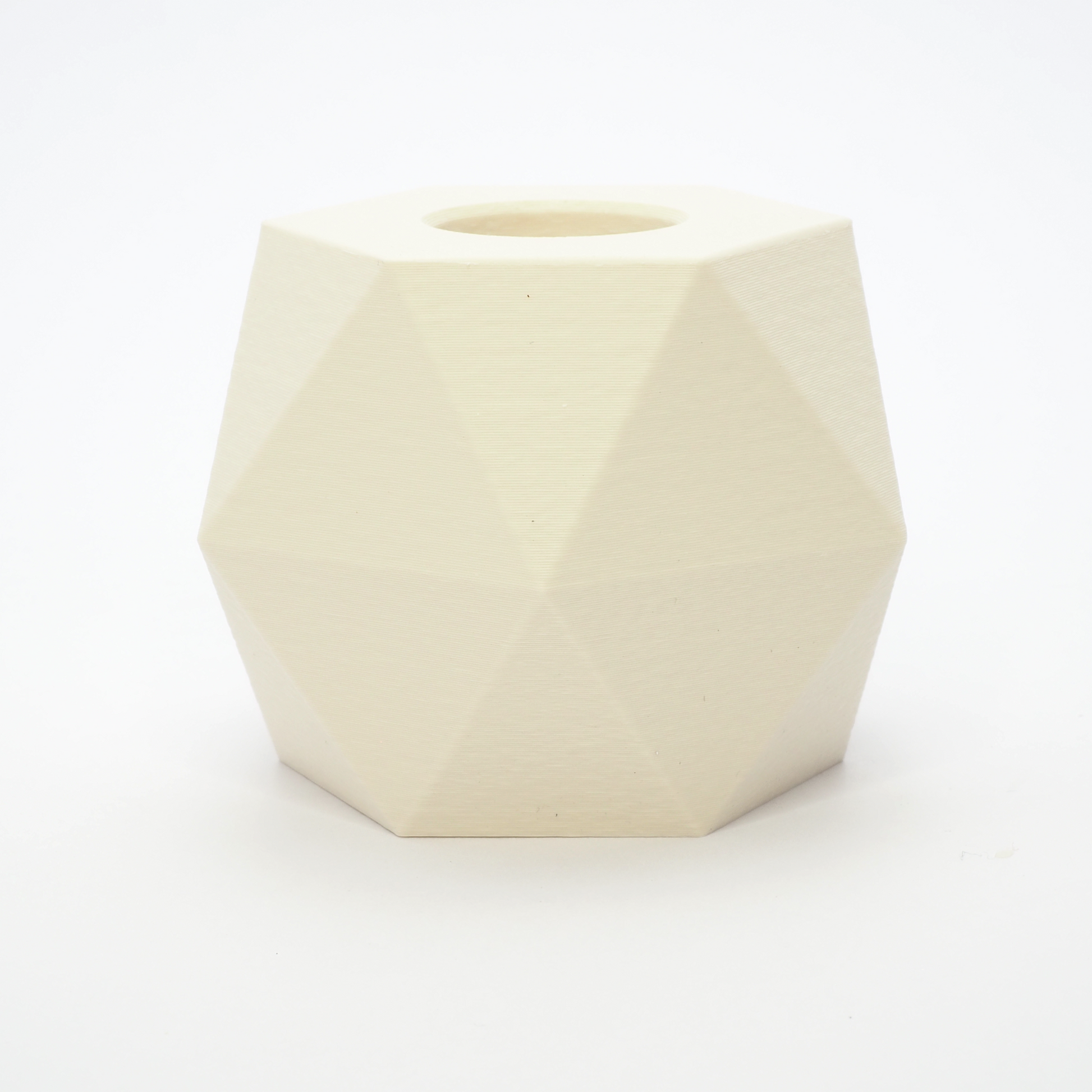 Lysestagen vendt til åbning for LED kronelys – skarpe kanter og ren geometrisk form