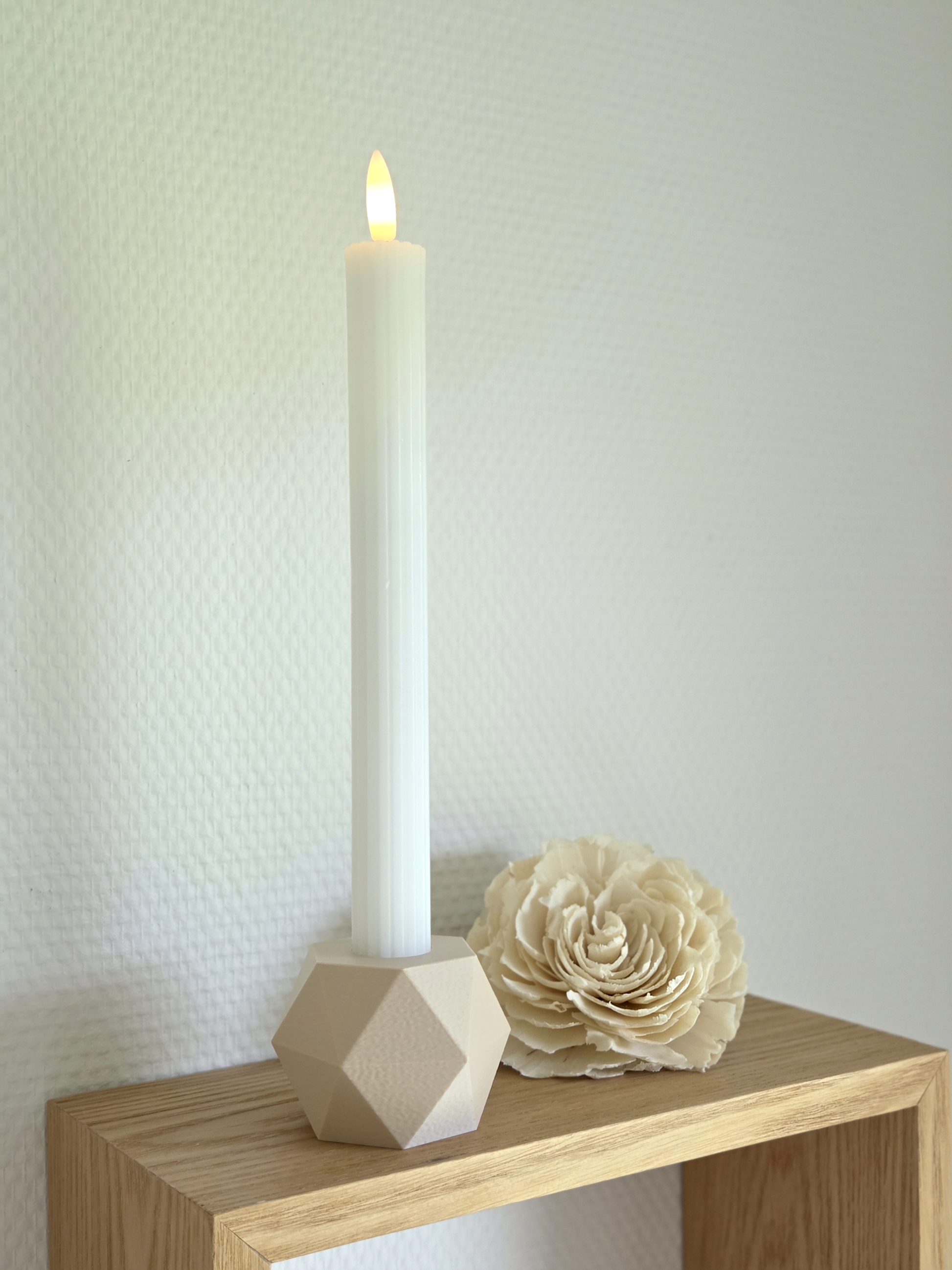 Beige GEOMETRIC stage med LED kronelys – opstilling på lys hylde med bløde detaljer