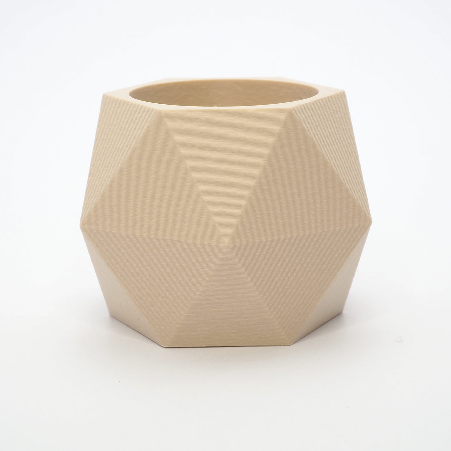 Beige lysestage med åbning til LED fyrfadslys – facetskåret form og varm nuance