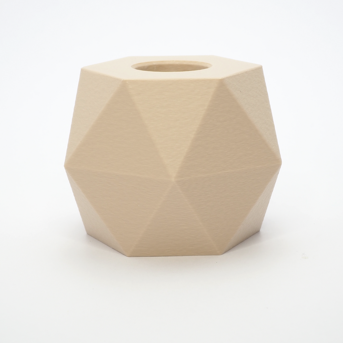 Lysestagen vendt om til LED kronelys – minimalistisk og dekorativ