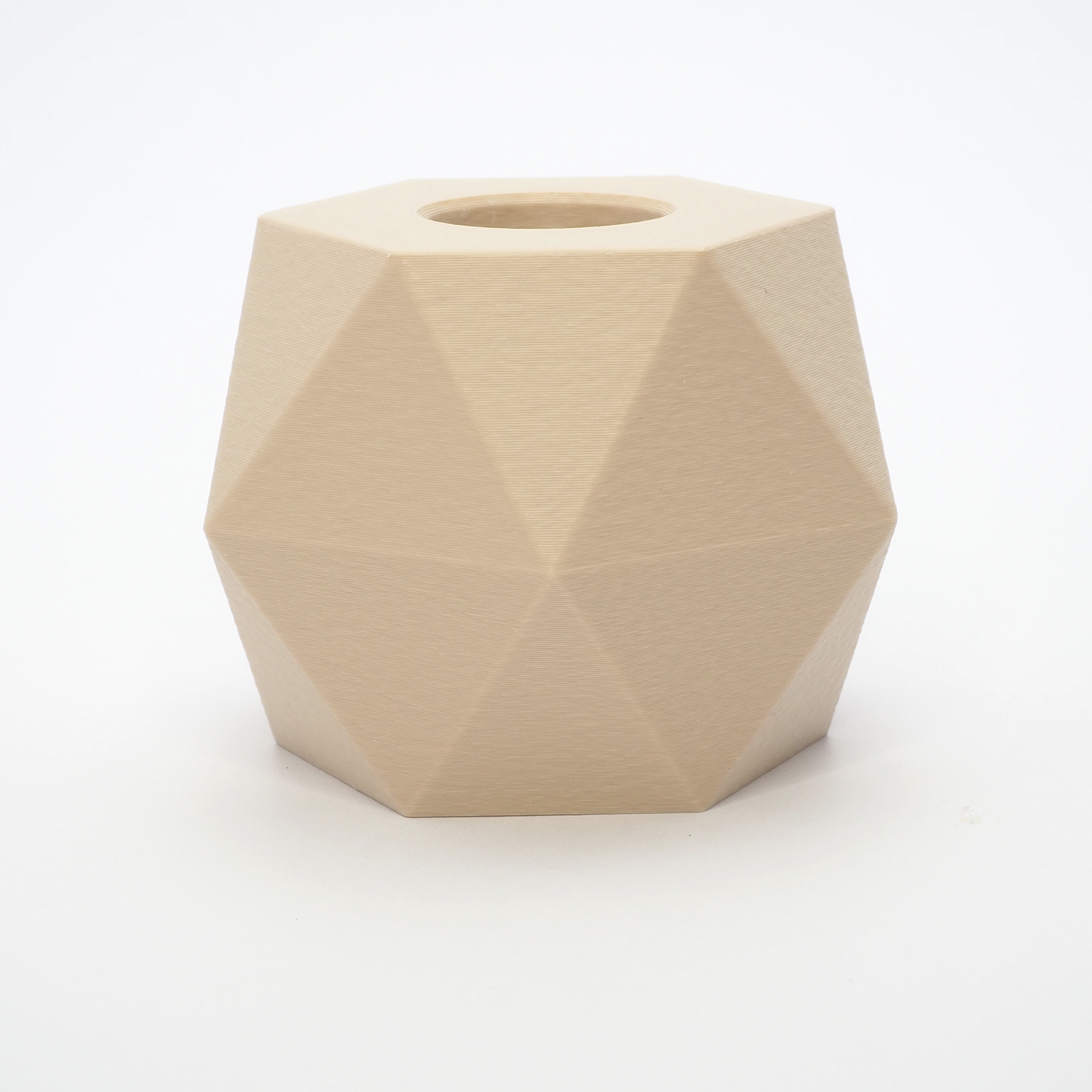 Lysestagen vendt om til LED kronelys – minimalistisk og dekorativ