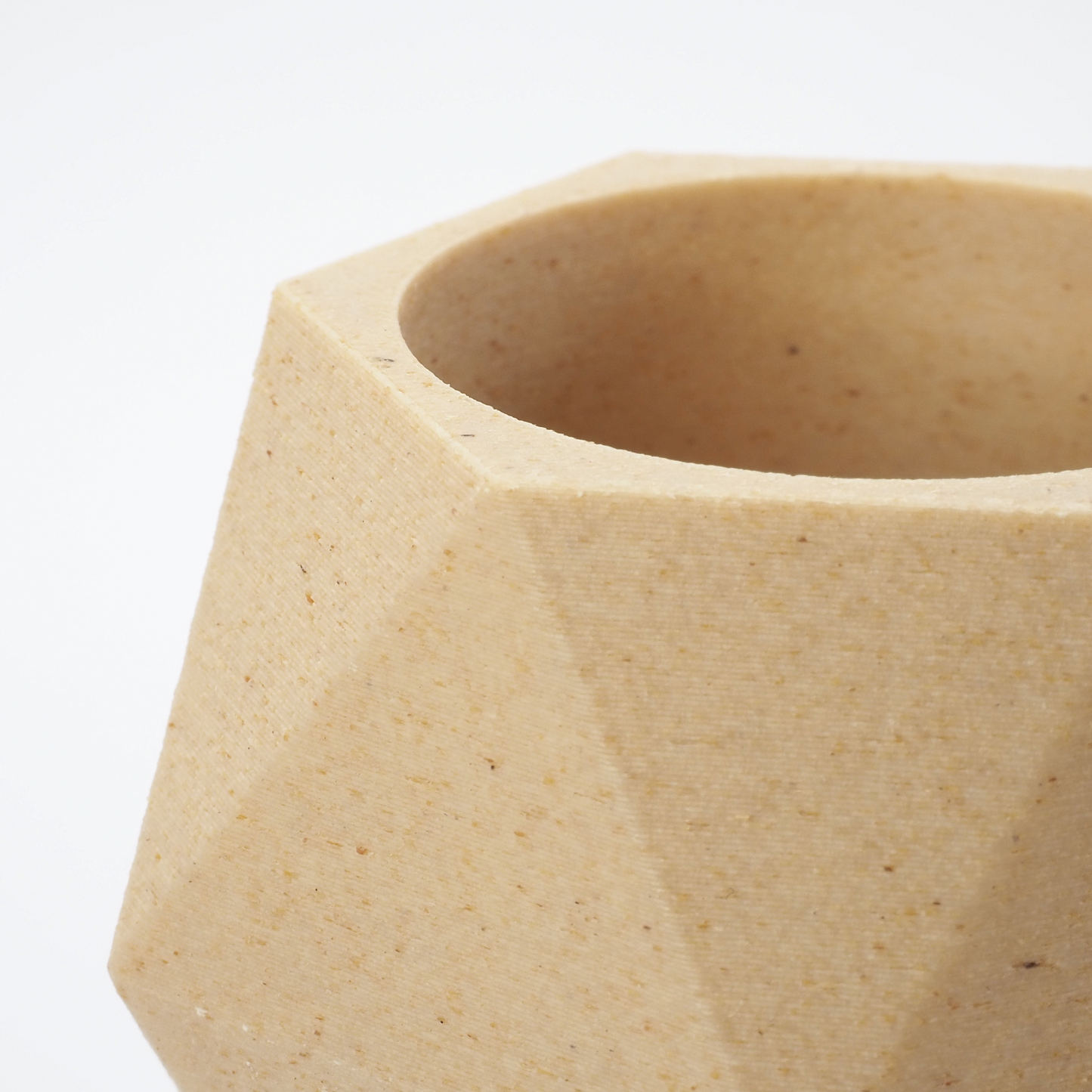 Nærbillede af åbningen til LED fyrfadslys på Birk lysestage – detaljeret visning af geometri og mat tekstur