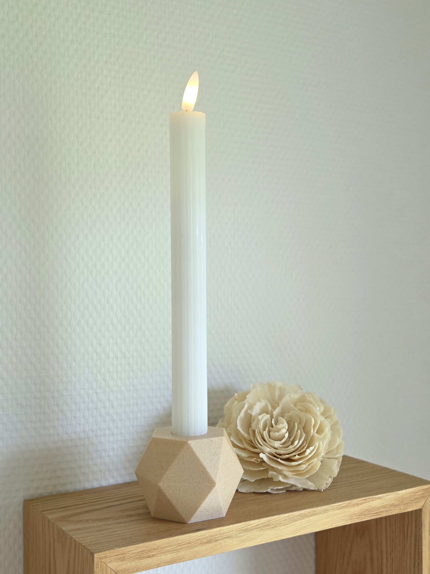 Lysestagen brugt med LED kronelys – naturligt look i blød styling