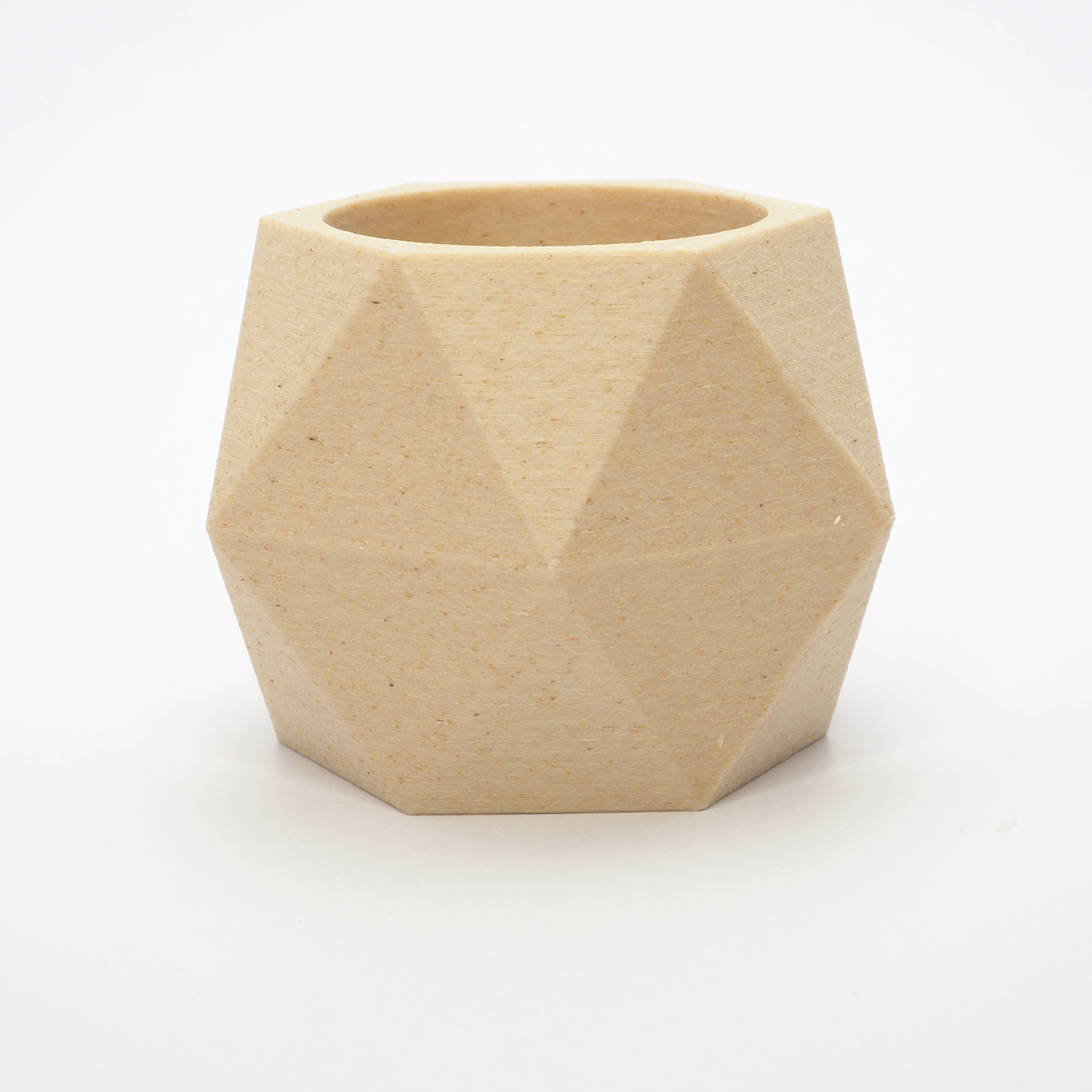 Birkfarvet lysestage med hul til LED fyrfadslys – varm nuance og tydelige facetter