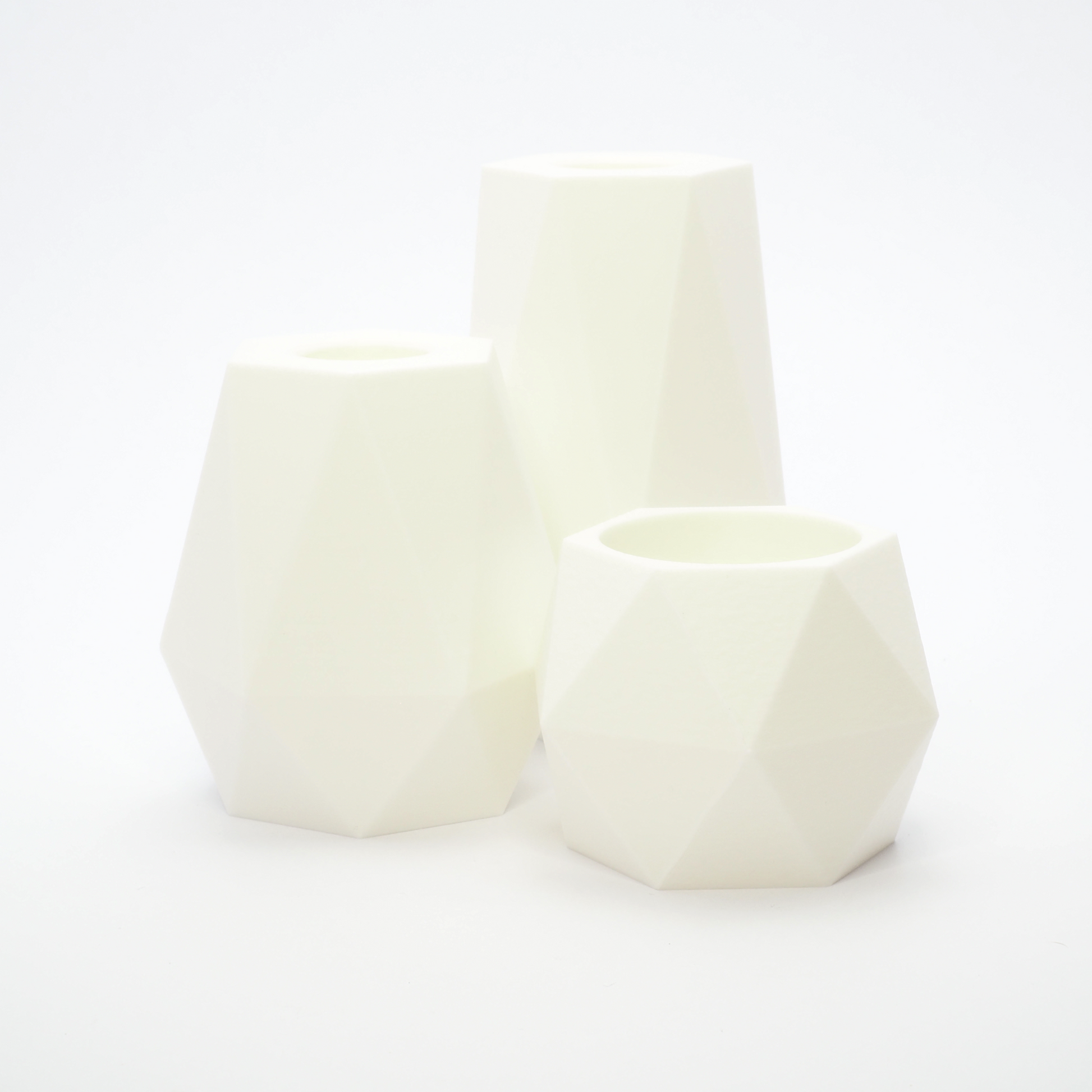 GEOMETRIC lysestagesæt i Hvid 5/7,5/10 cm – skarpe facetter og LED‑venligt design