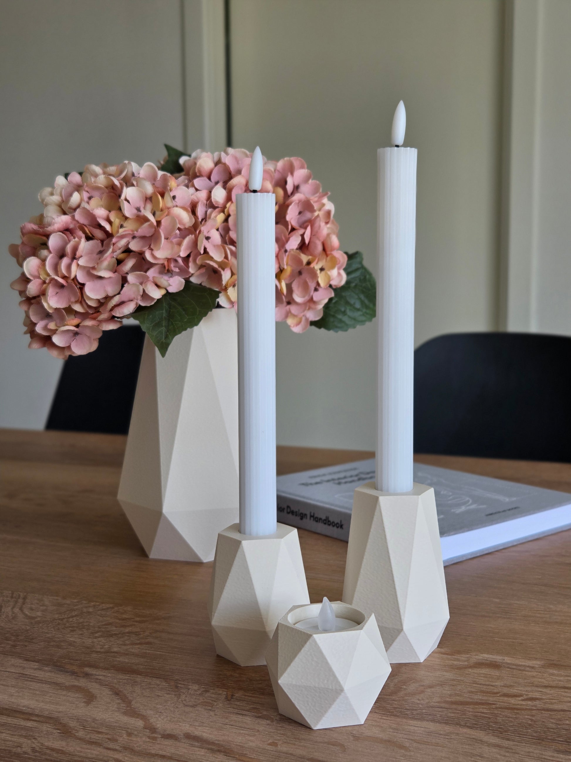 Cream GEOMETRIC LED lysestagesæt – moderne og rolig borddekoration