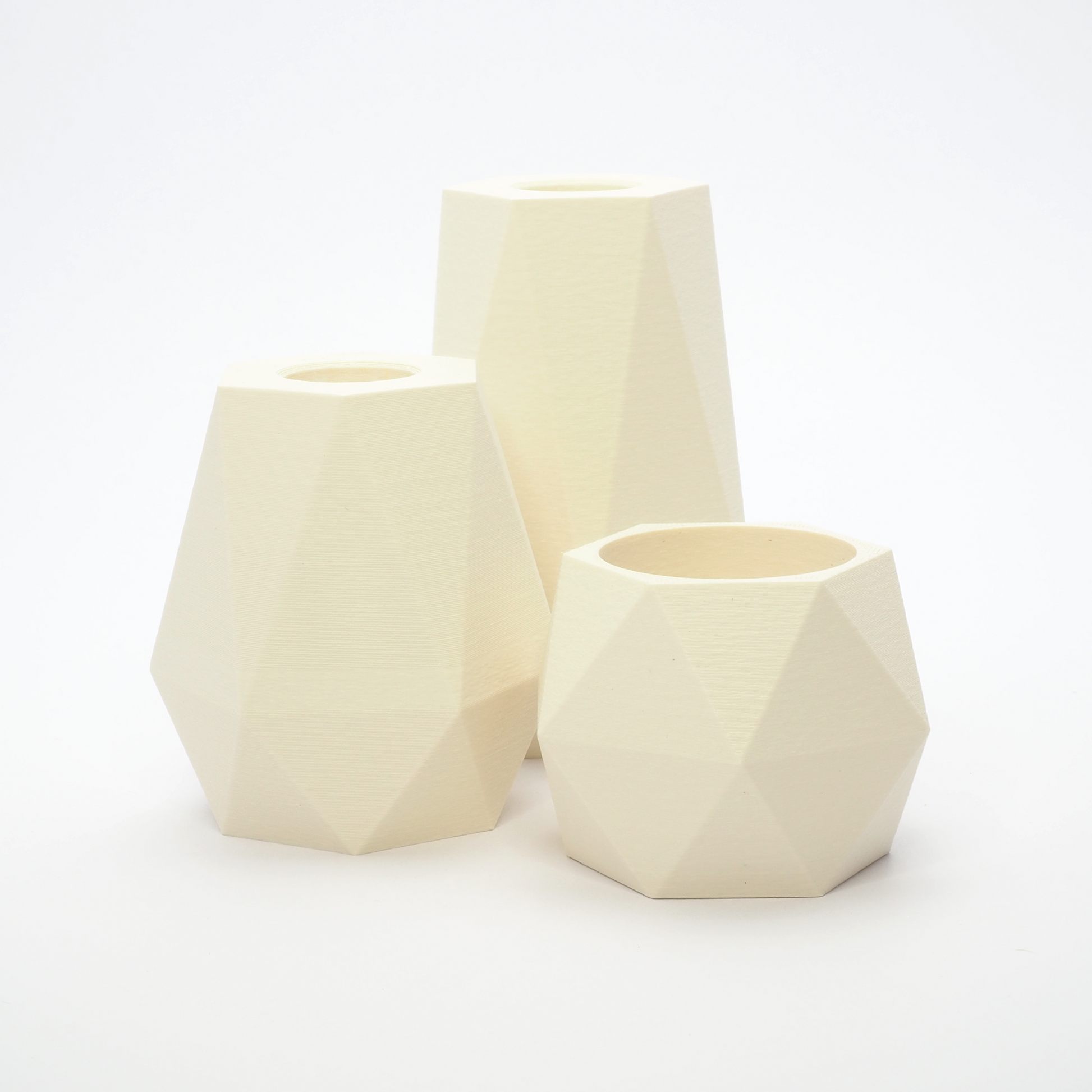 GEOMETRIC lysestagesæt i Cream 5/7,5/10 cm – facetteret og geometrisk form