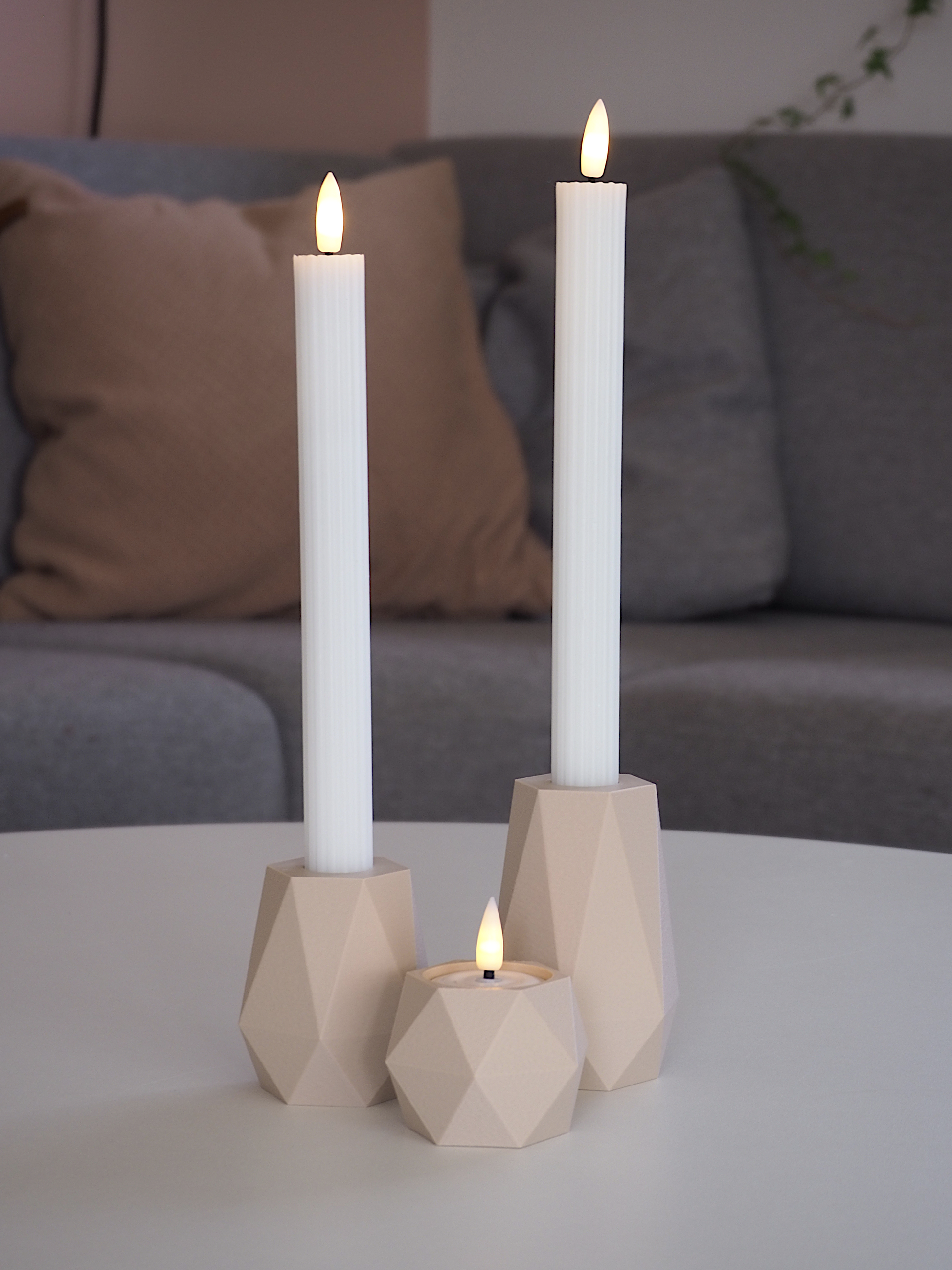 Beige GEOMETRIC LED lysestagesæt – elegant bordopsats med karakter