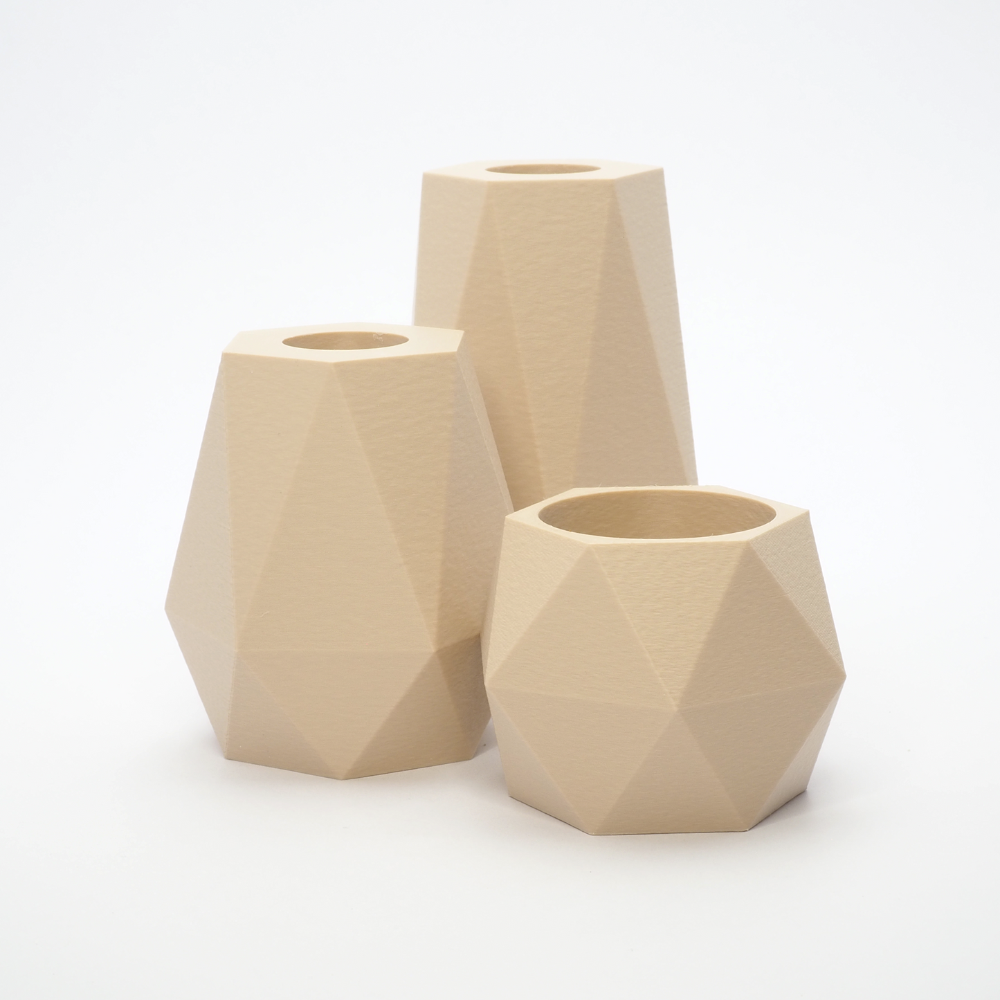 GEOMETRIC lysestagesæt i Beige 5/7,5/10 cm – geometriske facetter med varme nuancer