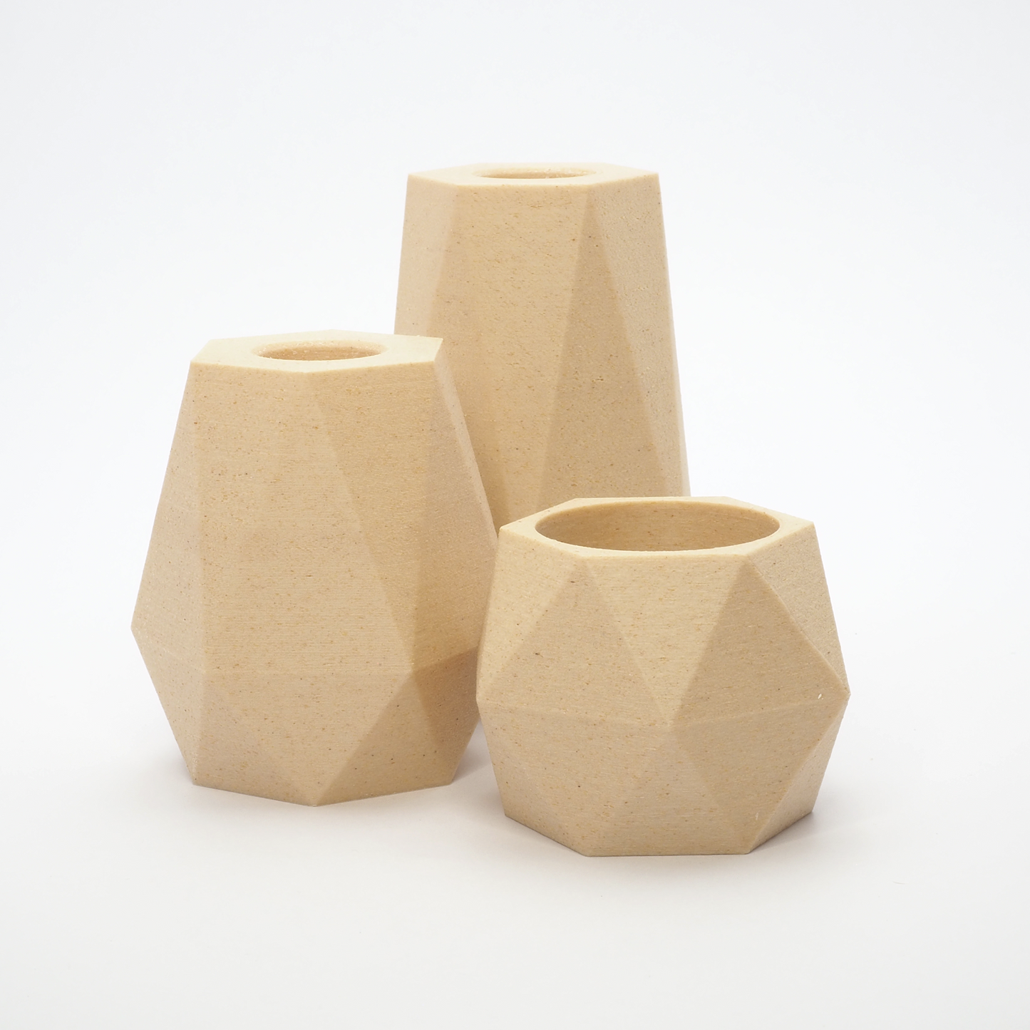 GEOMETRIC lysestagesæt i Birk 5/7,5/10 cm – geometrisk facetteret og naturfarvet tone