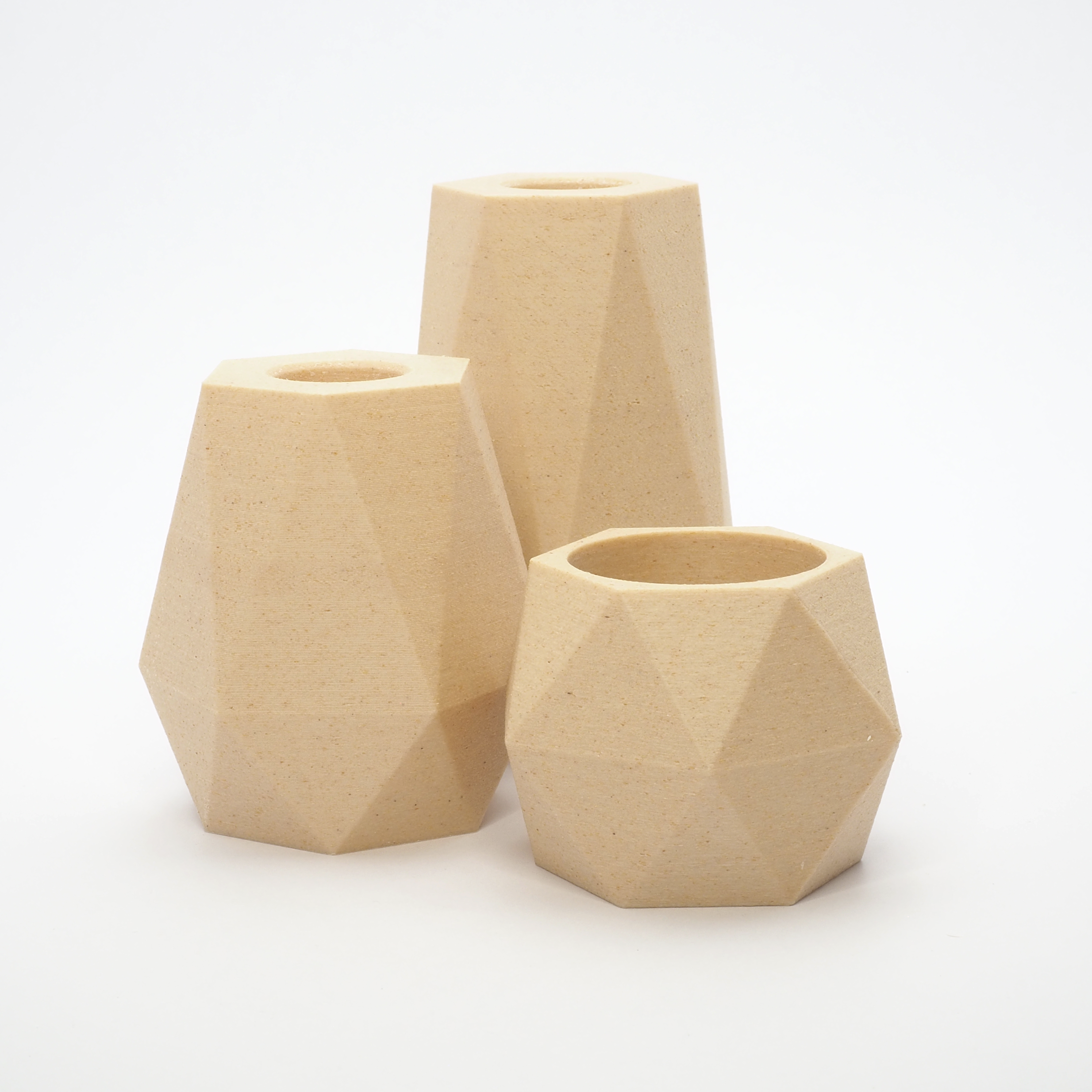 GEOMETRIC lysestagesæt i Birk 5/7,5/10 cm – geometrisk facetteret og naturfarvet tone