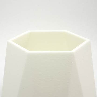 Detalje af riller og topkant på Hvid Geometric Vase – mat finish