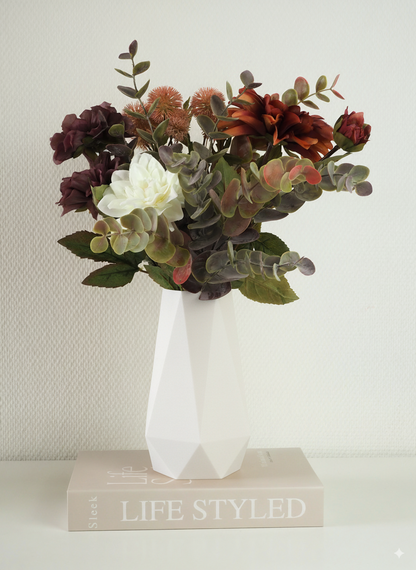 Hvid Vase med friske blomster – lys og harmonisk indretning