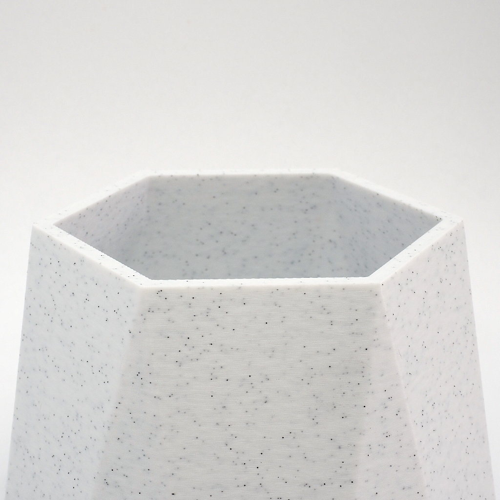 Detalje af riller og kant på Marmor Geometric Vase – mat finish og tydelig struktur