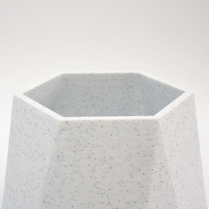 Detalje af riller og kant på Marmor Geometric Vase – mat finish og tydelig struktur