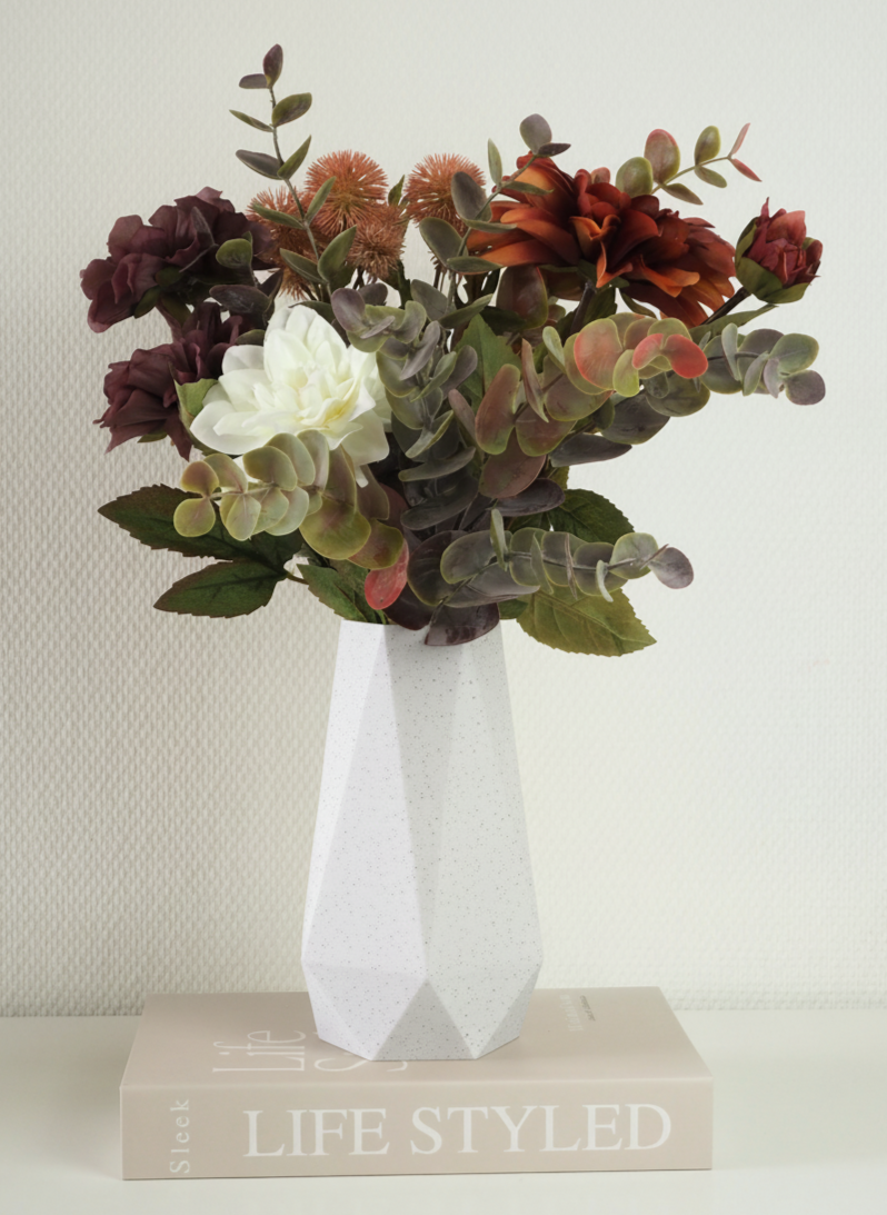 Marmor Vase med blomster – diskret luksus i skandinavisk indretning