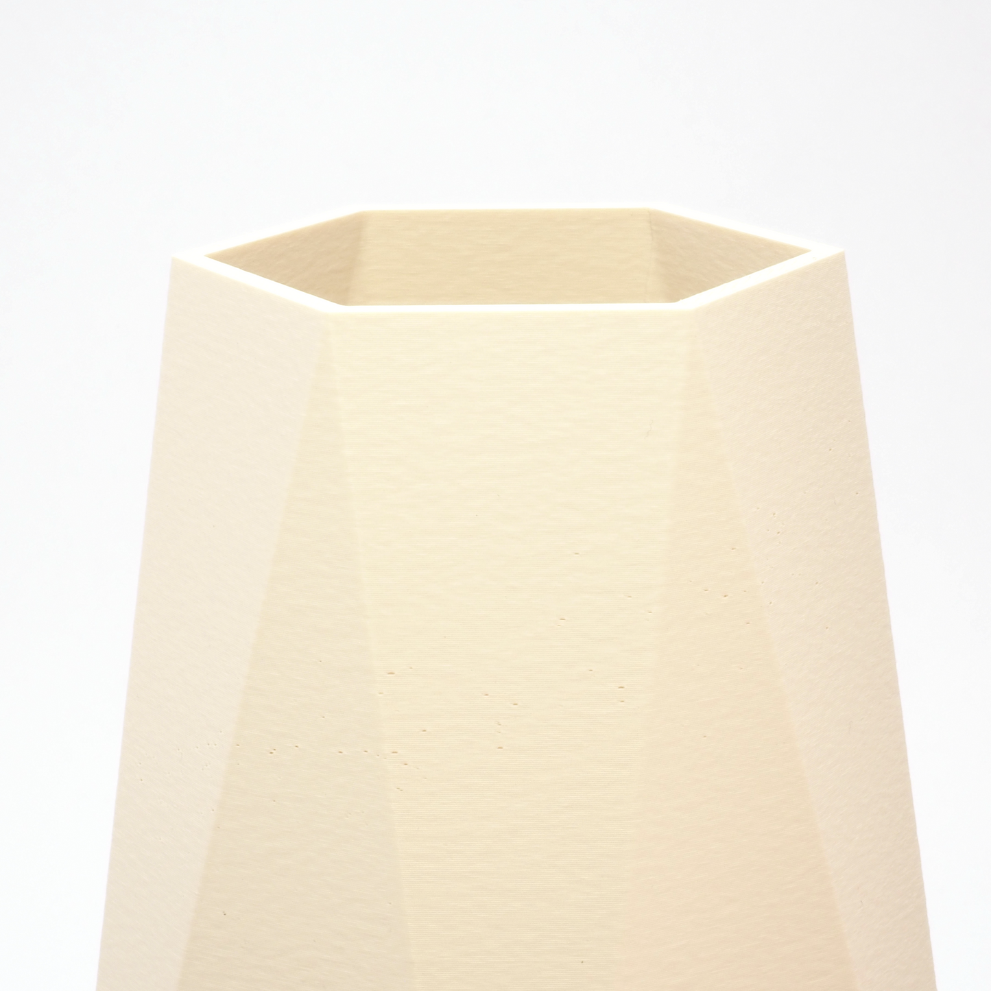 Close‑up af riller og åbning på GEOMETRIC Vase Cream – matte detaljer