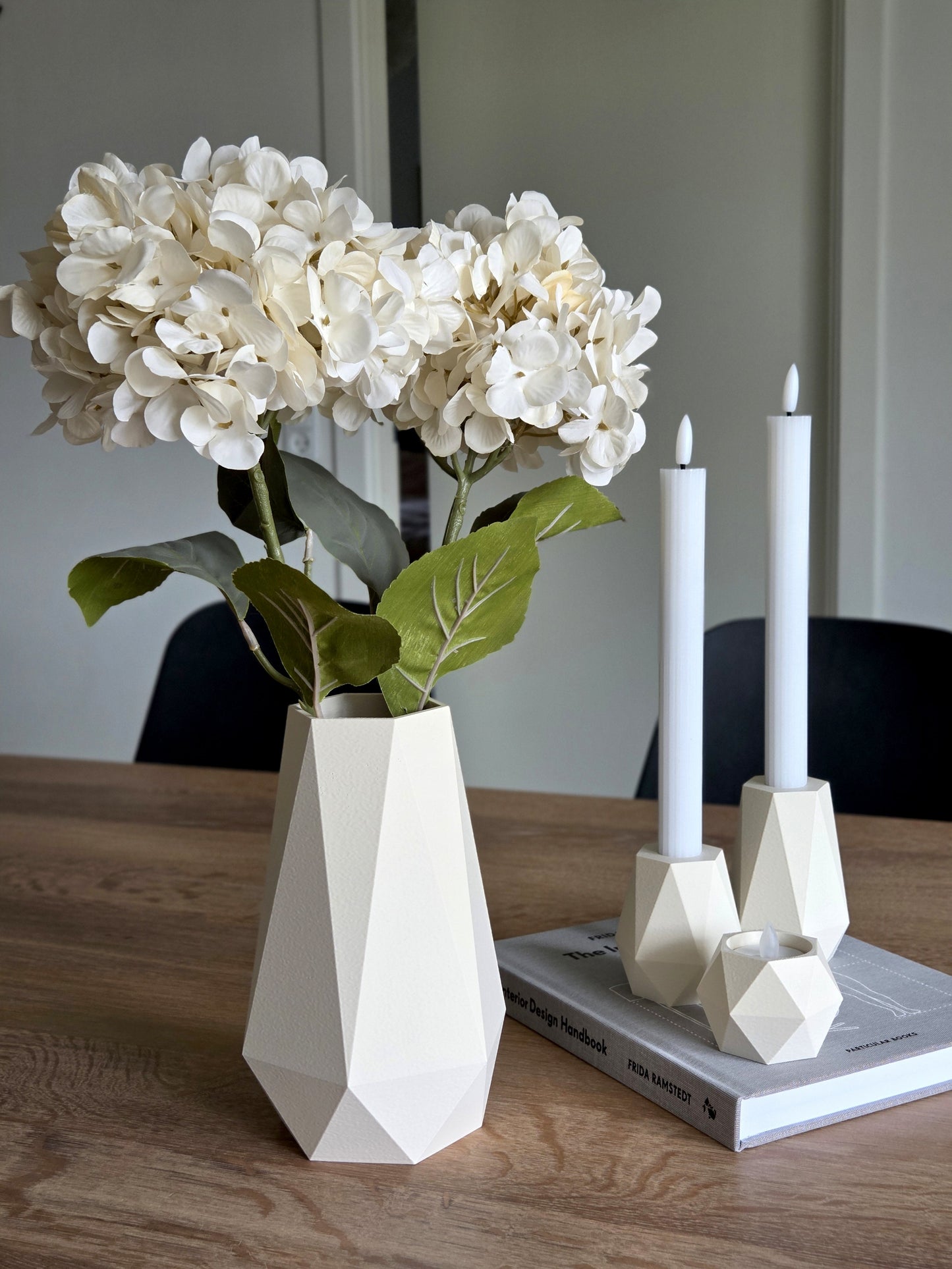GEOMETRIC Vase cream – bæredygtig 3D print vase med blomster, stylet på bord med lysestager fra Hartli