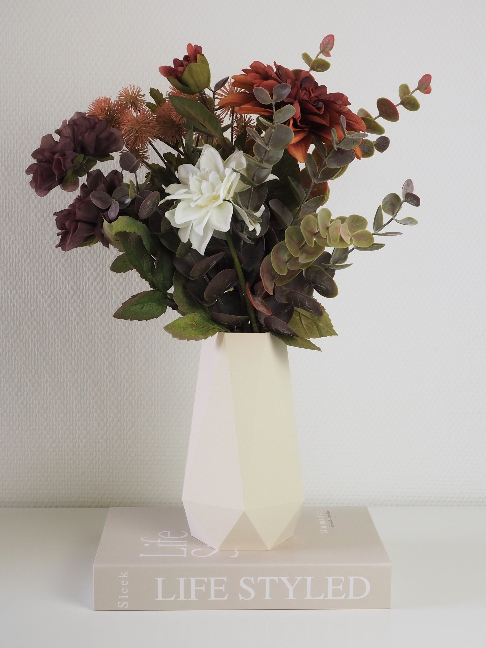 Cream Vase med blomster – lys og rolig bordopsats med skandinavisk touch