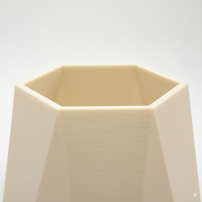 Close‑up af tekstur og åbning på Beige Geometric Vase – æstetisk finesse