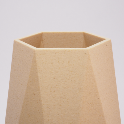 Close‑up af topkant og riller på Geometric Vase i Birk – detaljer og mat finish