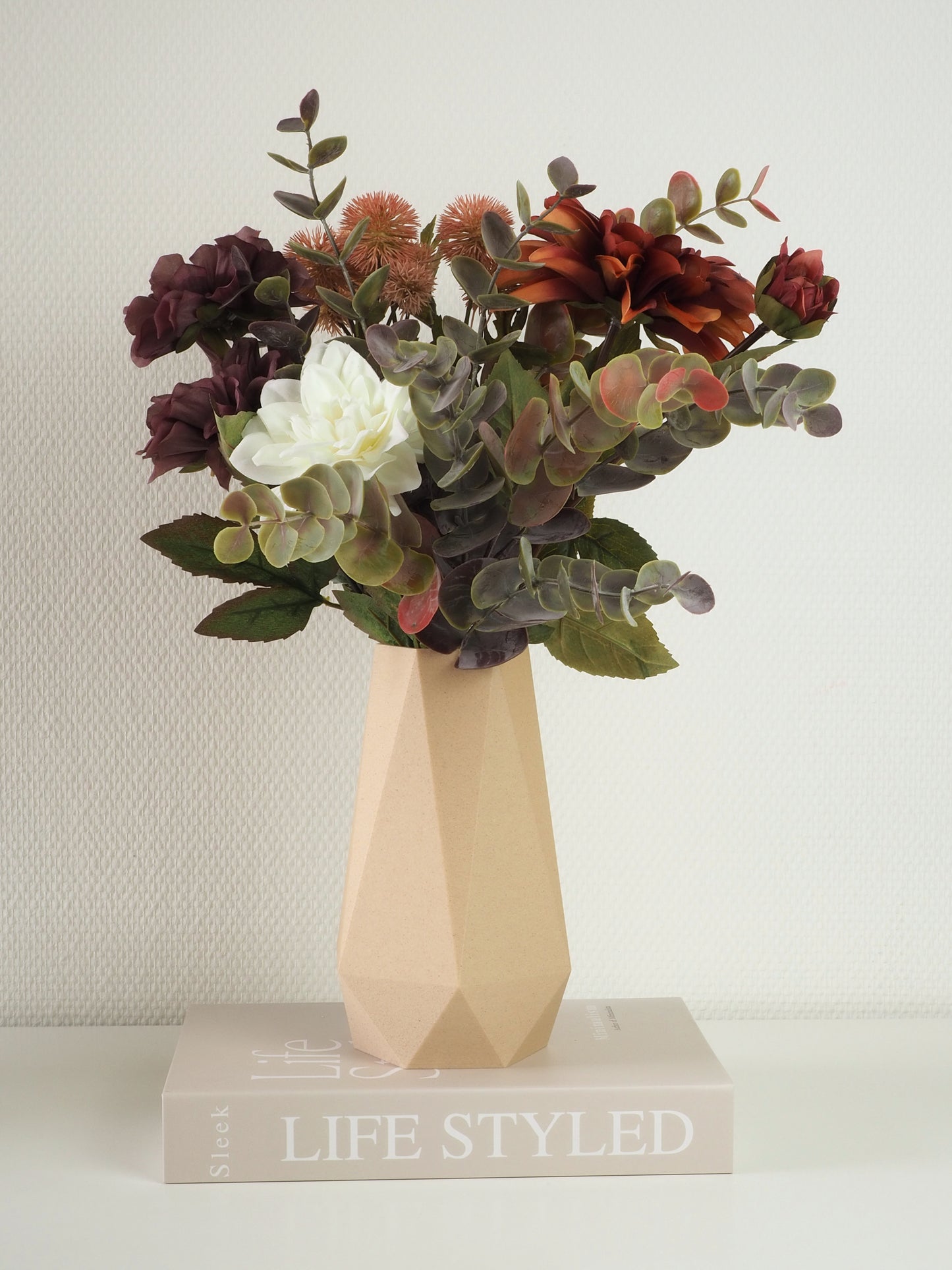 Birk Vase med blomster i – skaber varm og rolig stemning i nordisk interiør