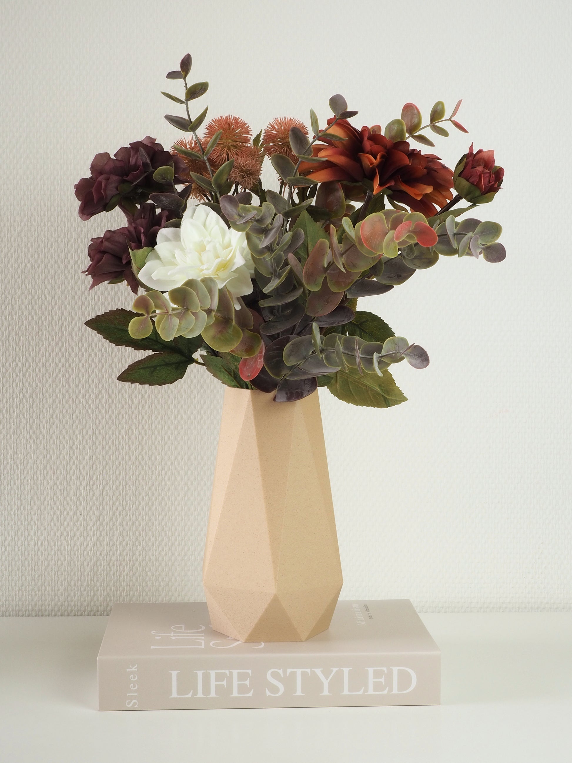 Birk Vase med blomster i – skaber varm og rolig stemning i nordisk interiør