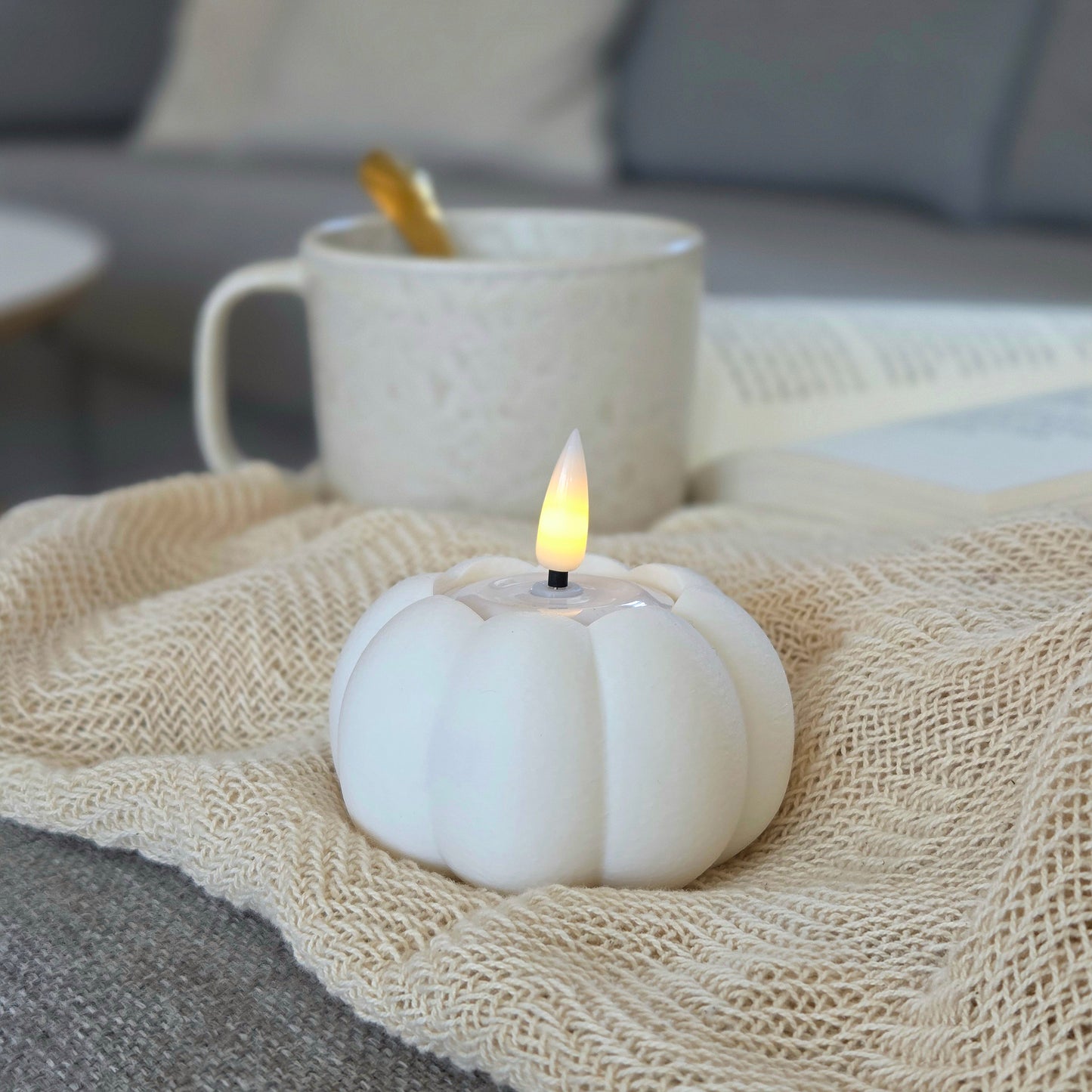 Græskar lysestage i hvid – bæredygtig 3D print fra Hartli, med LED fyrfadslys stylet til efterårshygge med plaid og te