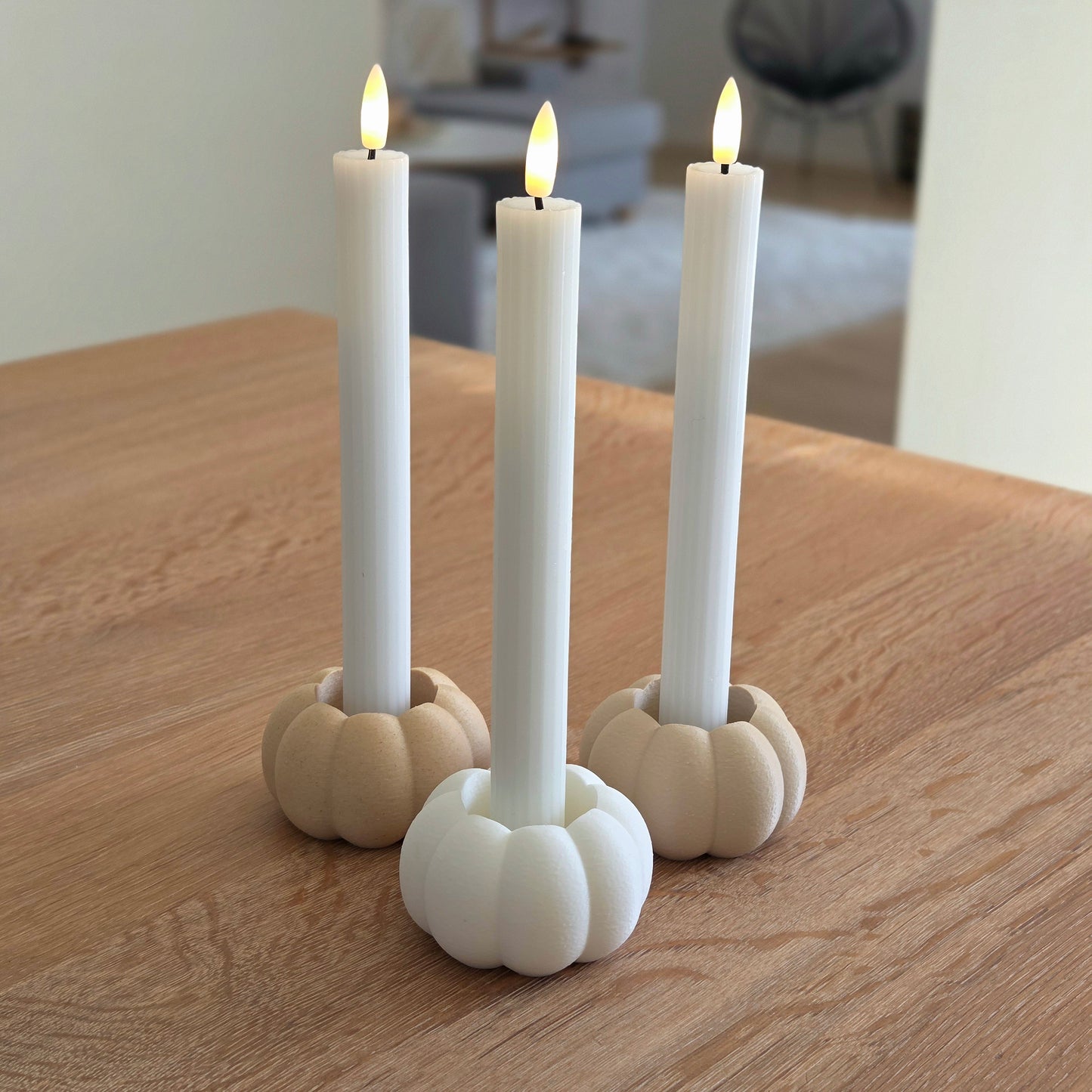 Græskar lysestager i hvid, birk og beige – bæredygtigt 3D print fra Hartli, brugt med kronelys som hyggelig borddekoration
