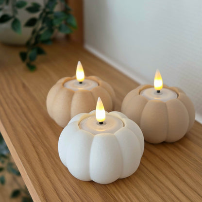 Græskar lysestager i hvid, beige og birk – bæredygtigt 3D print fra Hartli, med LED fyrfadslys som hyggelig efterårsdekoration