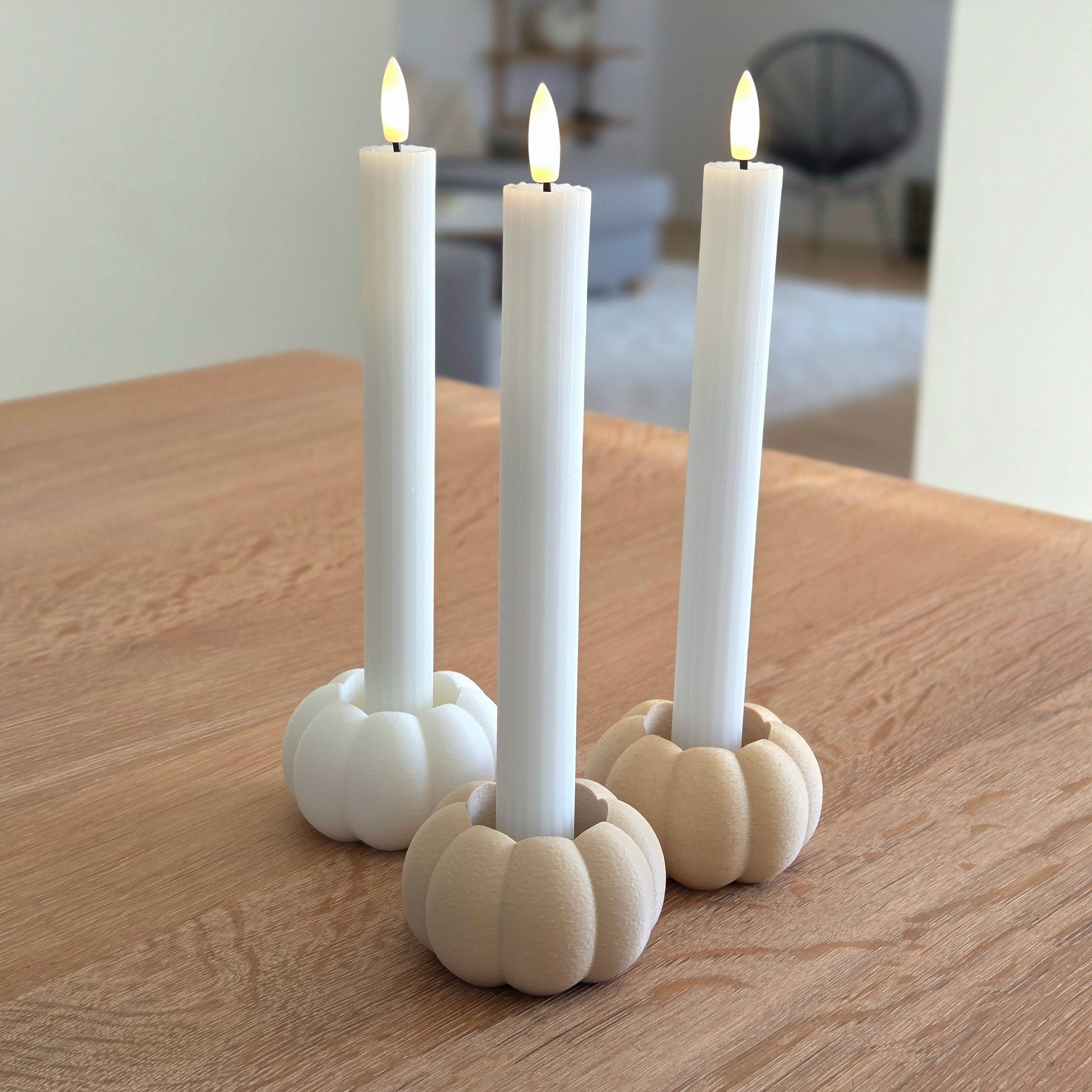 Græskar lysestager i hvid, birk og beige – bæredygtigt 3D print fra Hartli, brugt med kronelys som hyggelig borddekoration