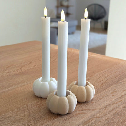 Græskar lysestager i hvid, birk og beige – bæredygtigt 3D print fra Hartli, brugt med kronelys som hyggelig borddekoration