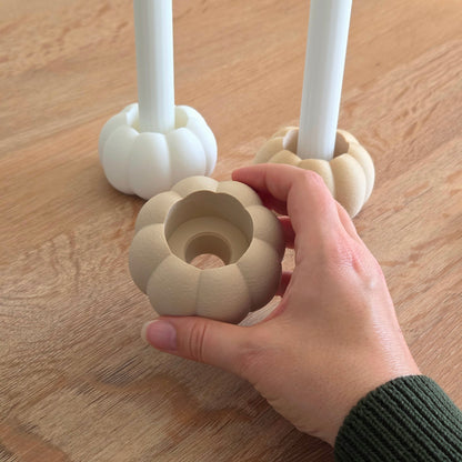 Græskar lysestage i beige – bæredygtig 3D print dekoration fra Hartli, kan bruges til både fyrfadslys og kronelys, vist i hånd