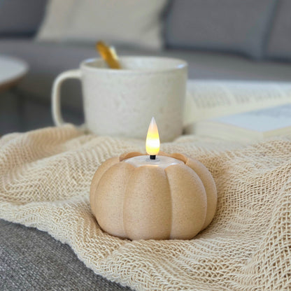 Græskar lysestage i birk – bæredygtig 3D print fra Hartli, med LED fyrfadslys stylet til efterårshygge med plaid og te