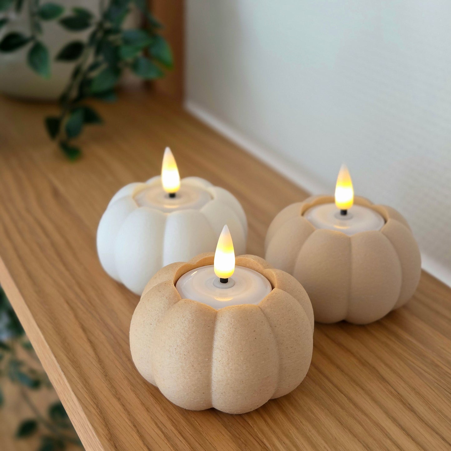 Græskar lysestager i beige, hvid og birk – bæredygtigt 3D print fra Hartli, med LED fyrfadslys som hyggelig efterårsdekoration