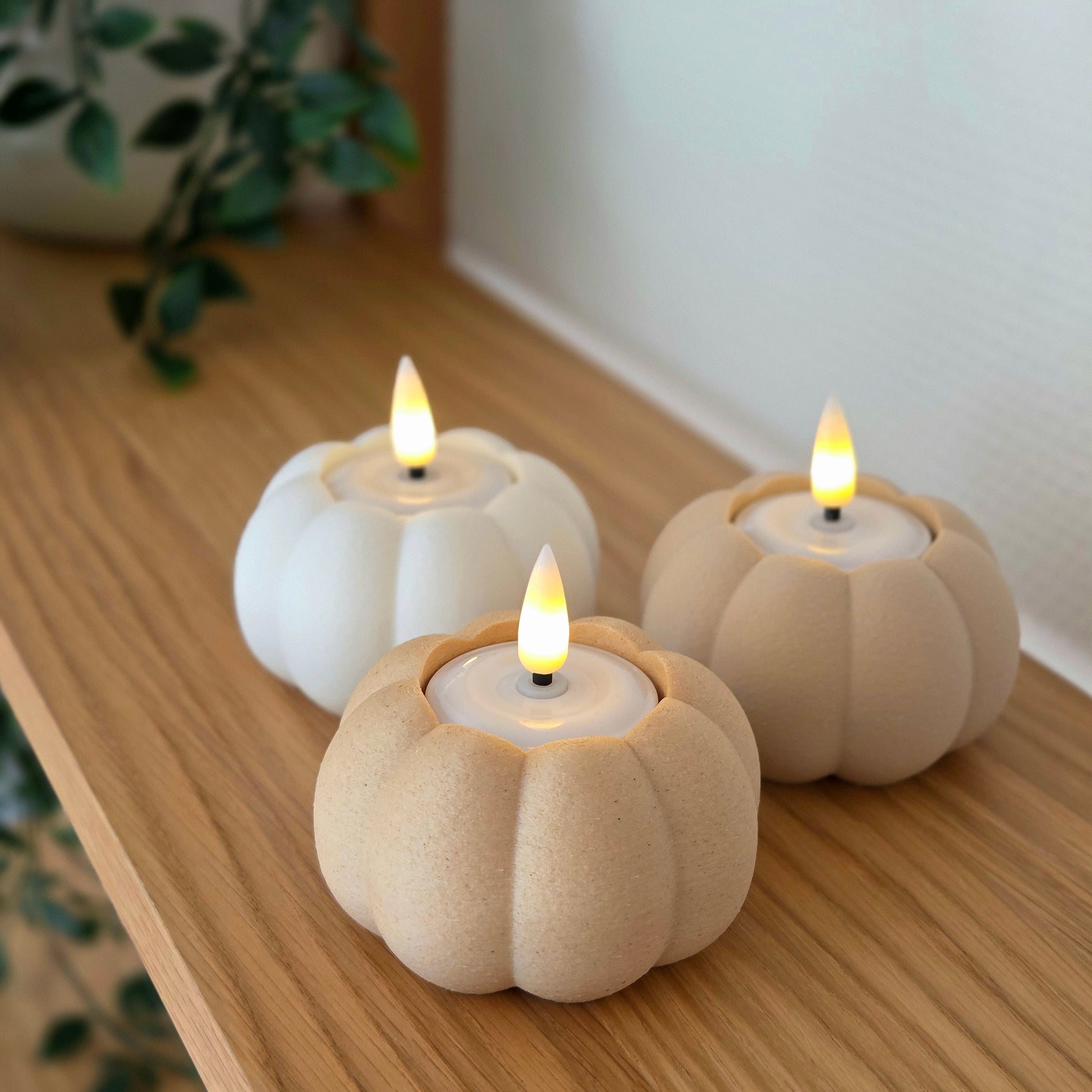 Græskar lysestager i beige, hvid og birk – bæredygtigt 3D print fra Hartli, med LED fyrfadslys som hyggelig efterårsdekoration