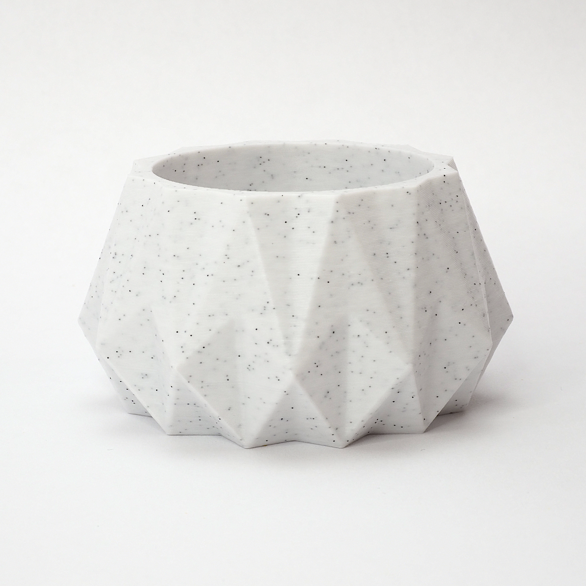 KANT fyrfadsstage i marmor 3,5 cm – steninspireret overflade og lodrette riller