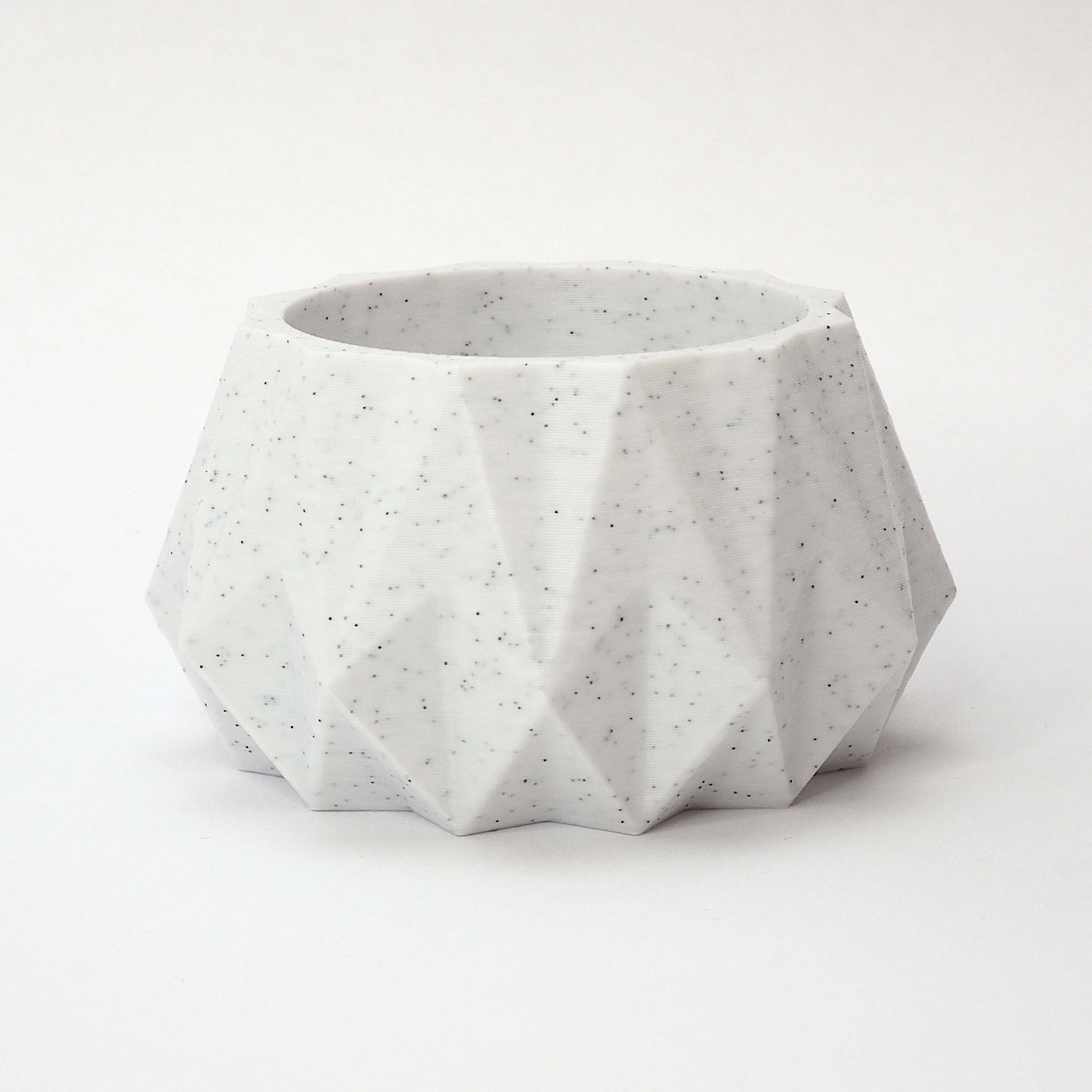 KANT fyrfadsstage i marmor 3,5 cm – steninspireret overflade og lodrette riller