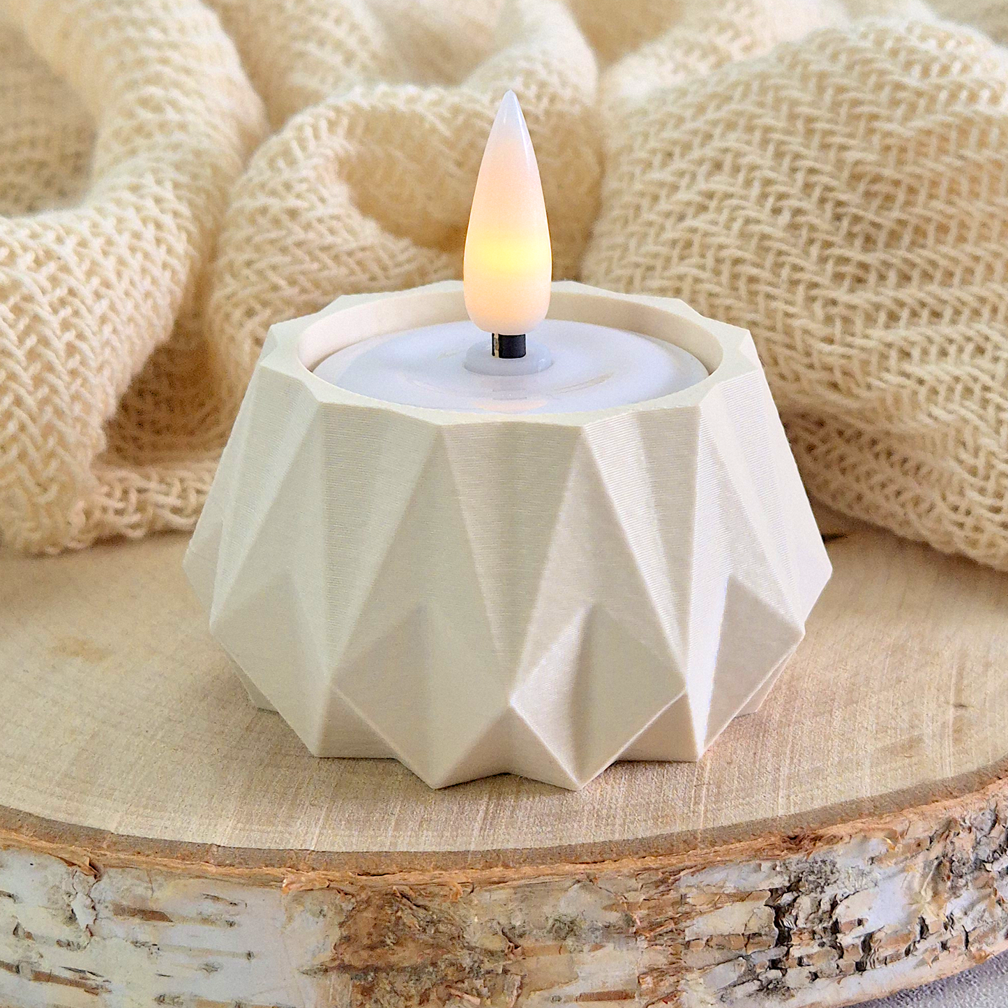 Cream KANT fyrfadsstage med LED fyrfadslys – varm og rolig styling på bord eller hylde