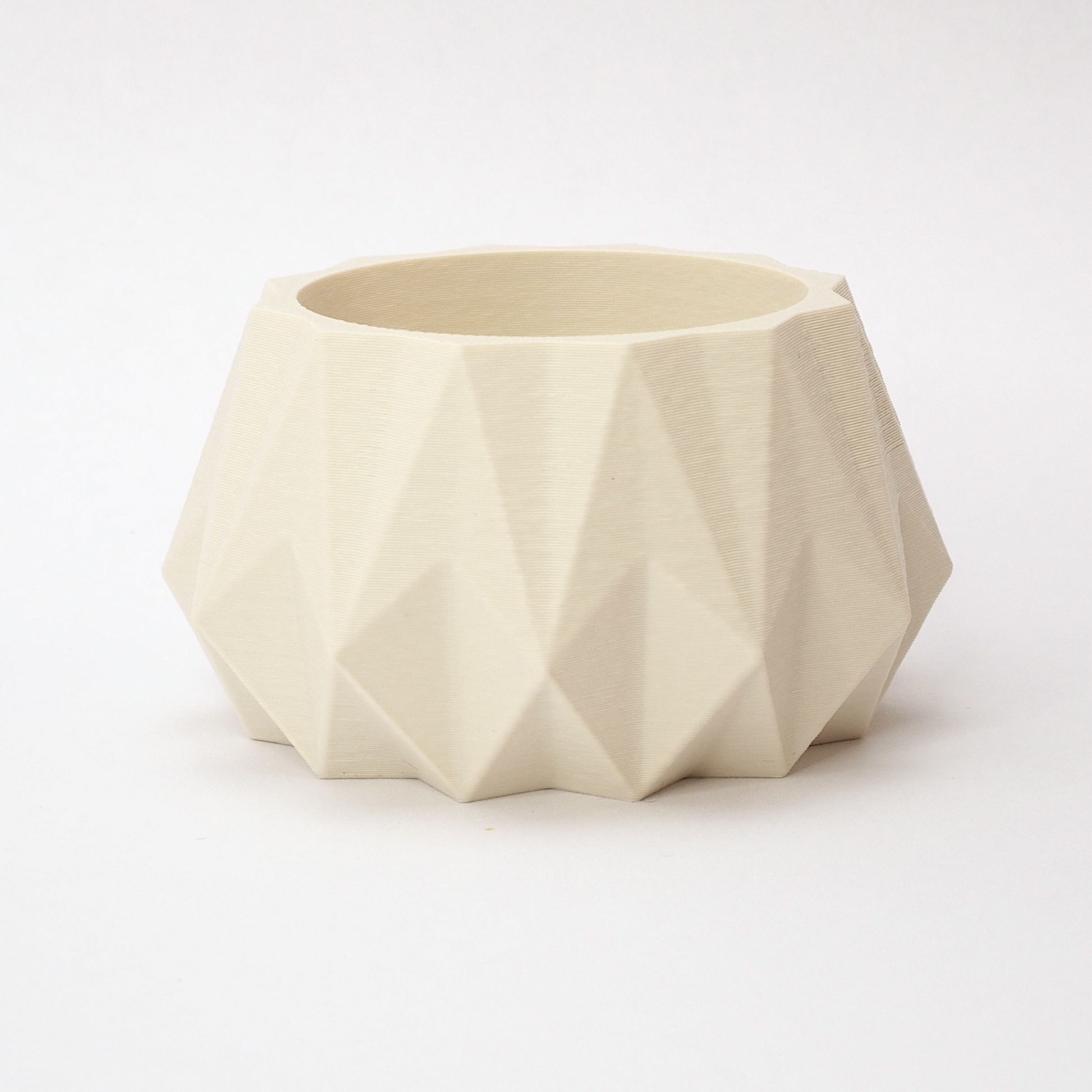 KANT fyrfadsstage i cream 3,5 cm – ribbet overflade og mat finish i skandinavisk stil