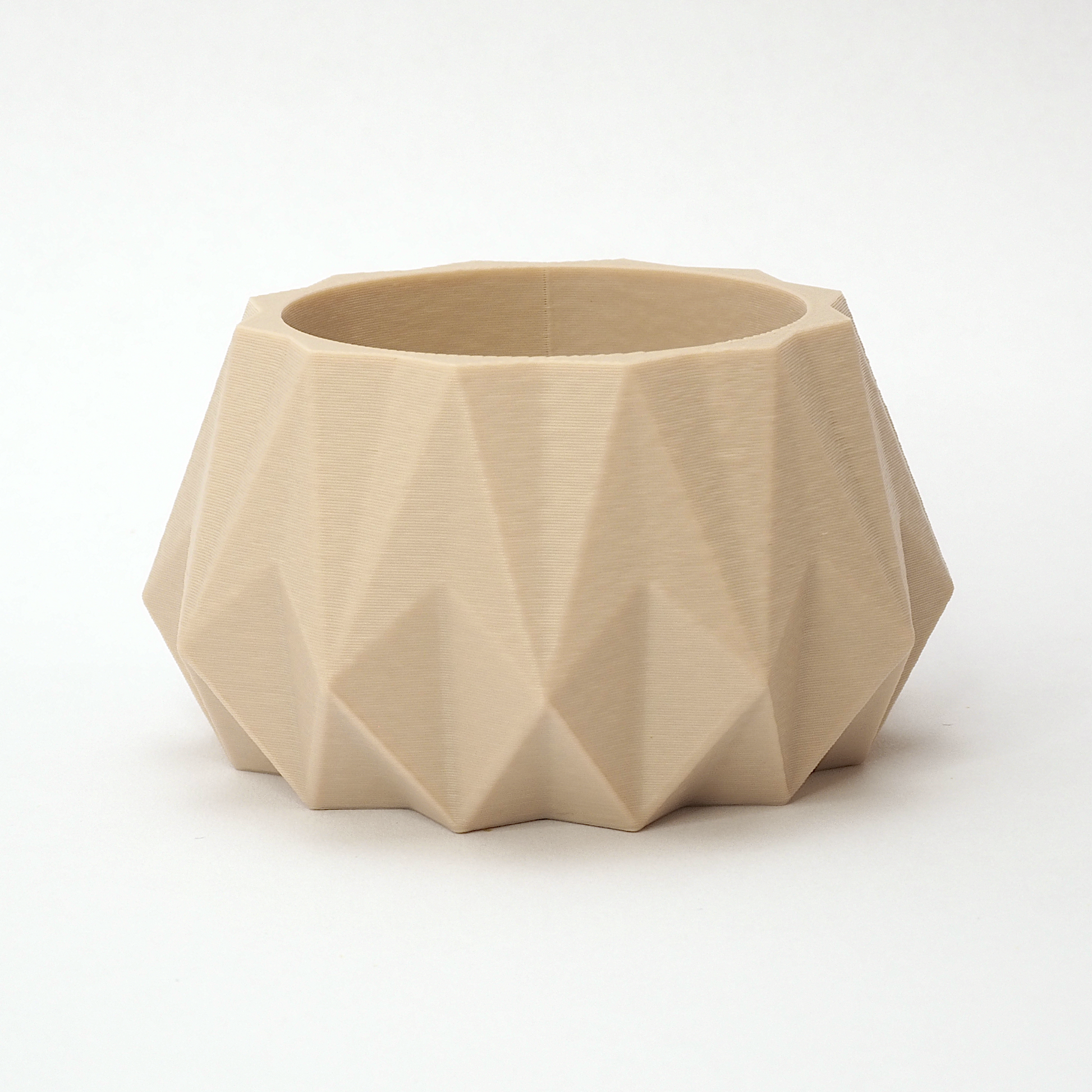 KANT fyrfadsstage i beige 3,5 cm – blød nuance med vertikal ribbet overflade