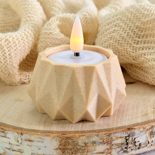 Birk KANT fyrfadsstage med LED fyrfadslys – rolig stemning i naturlig opsætning