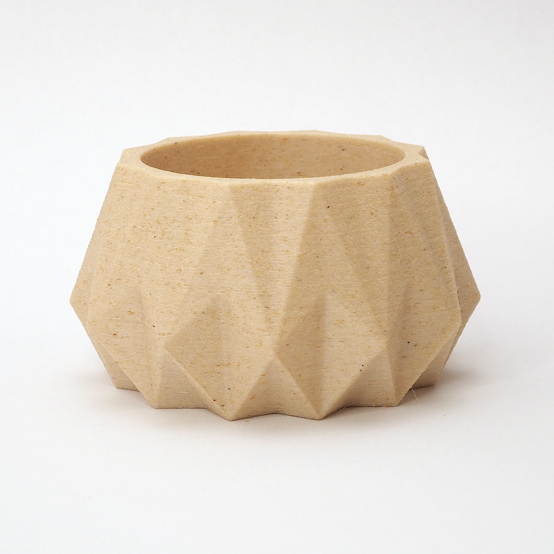 KANT fyrfadsstage i birk 3,5 cm – ribbet struktur og blød naturfarve