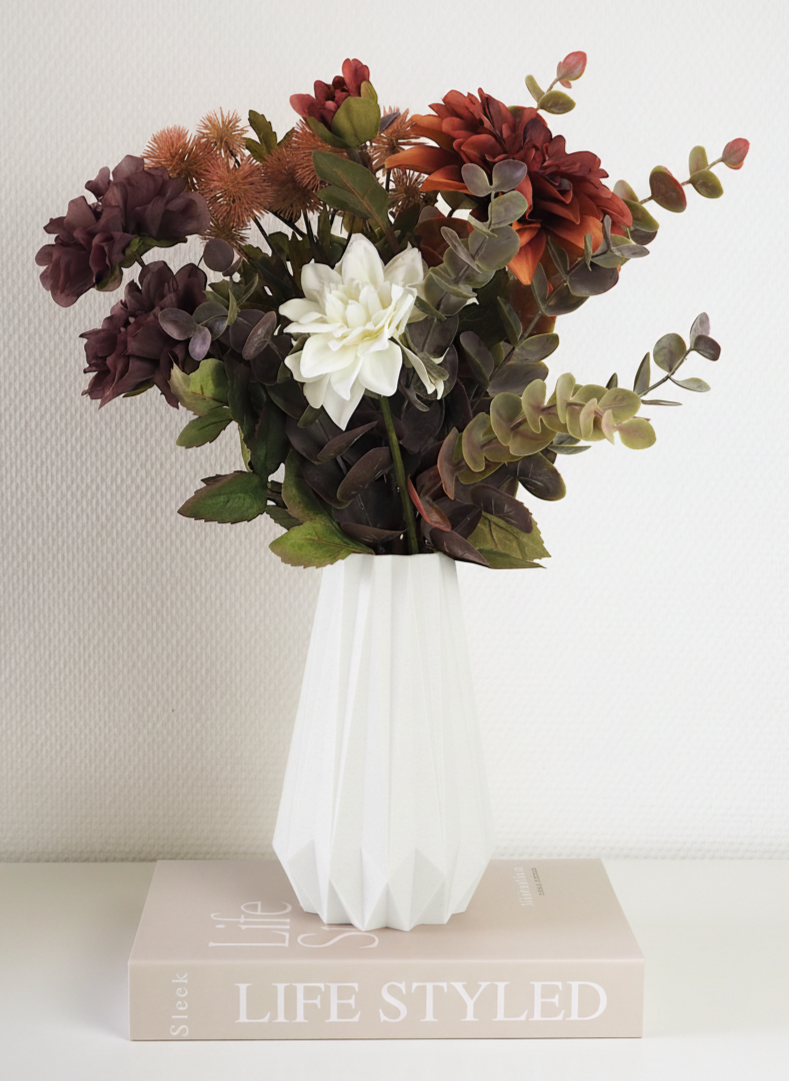 Hvid vase med blomster – lys, klar styling, nordisk enkelhed